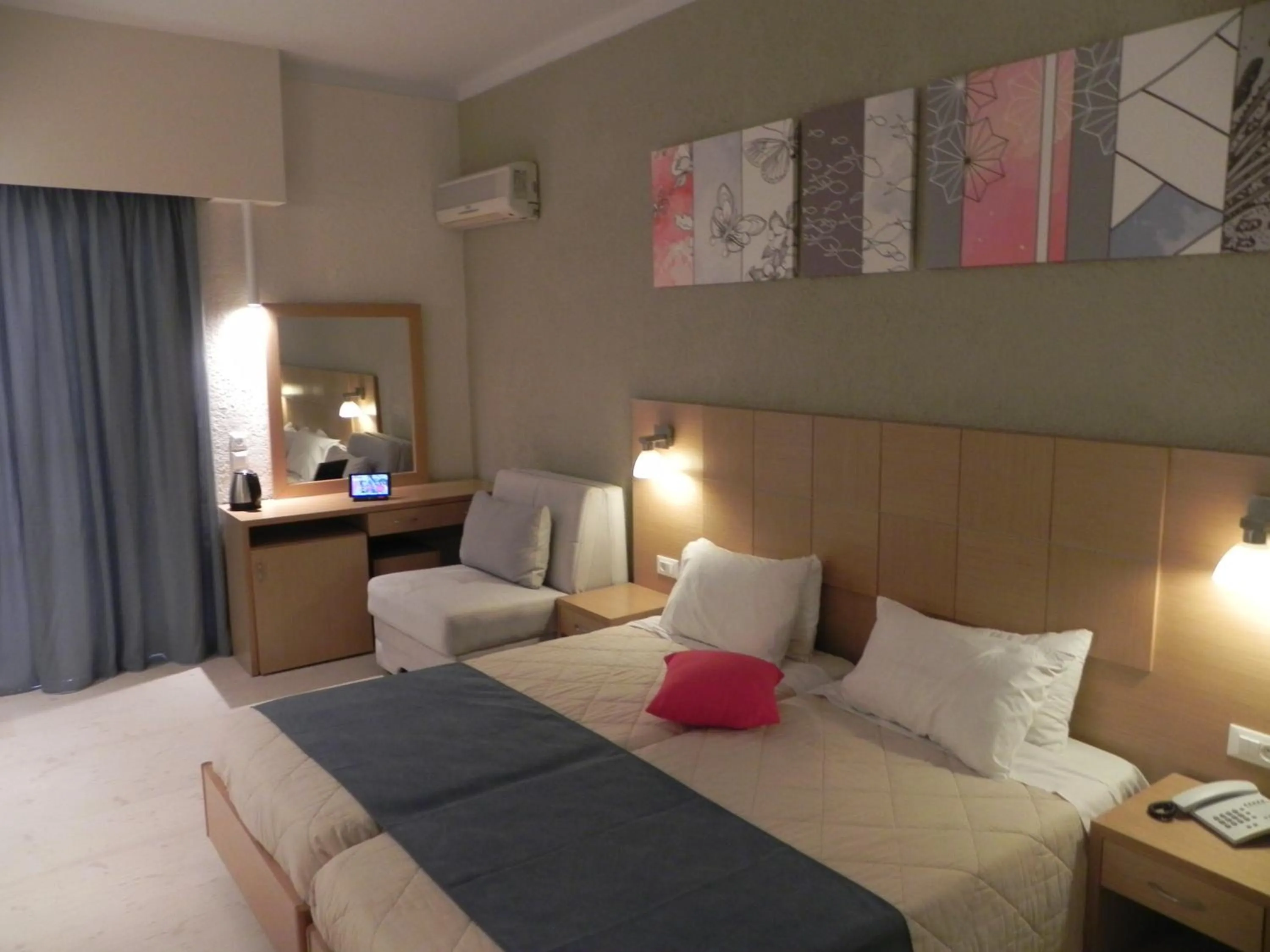 Coffee/tea facilities, Bed in Hotel Albatros