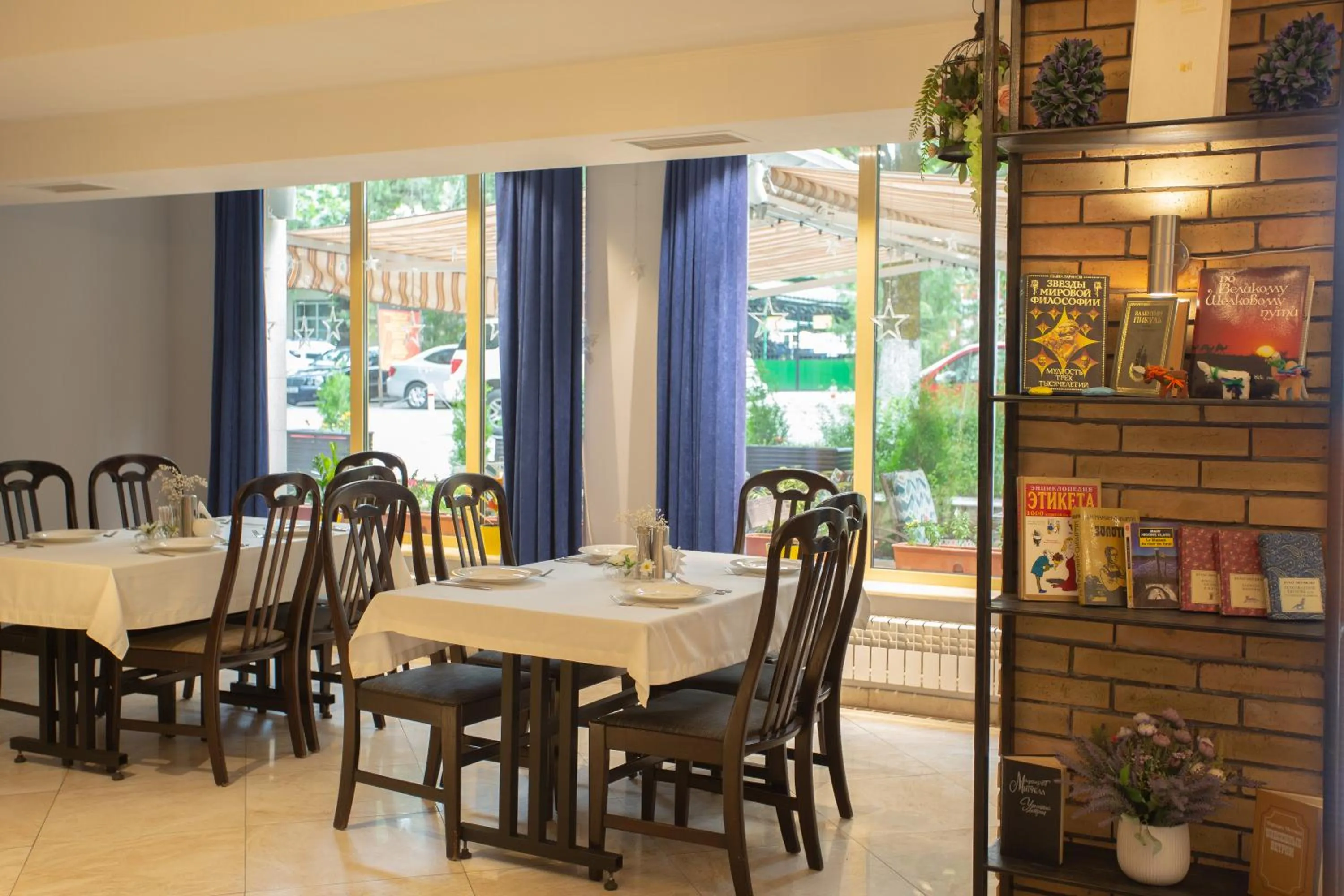 Restaurant/places to eat in B Hotel Bishkek