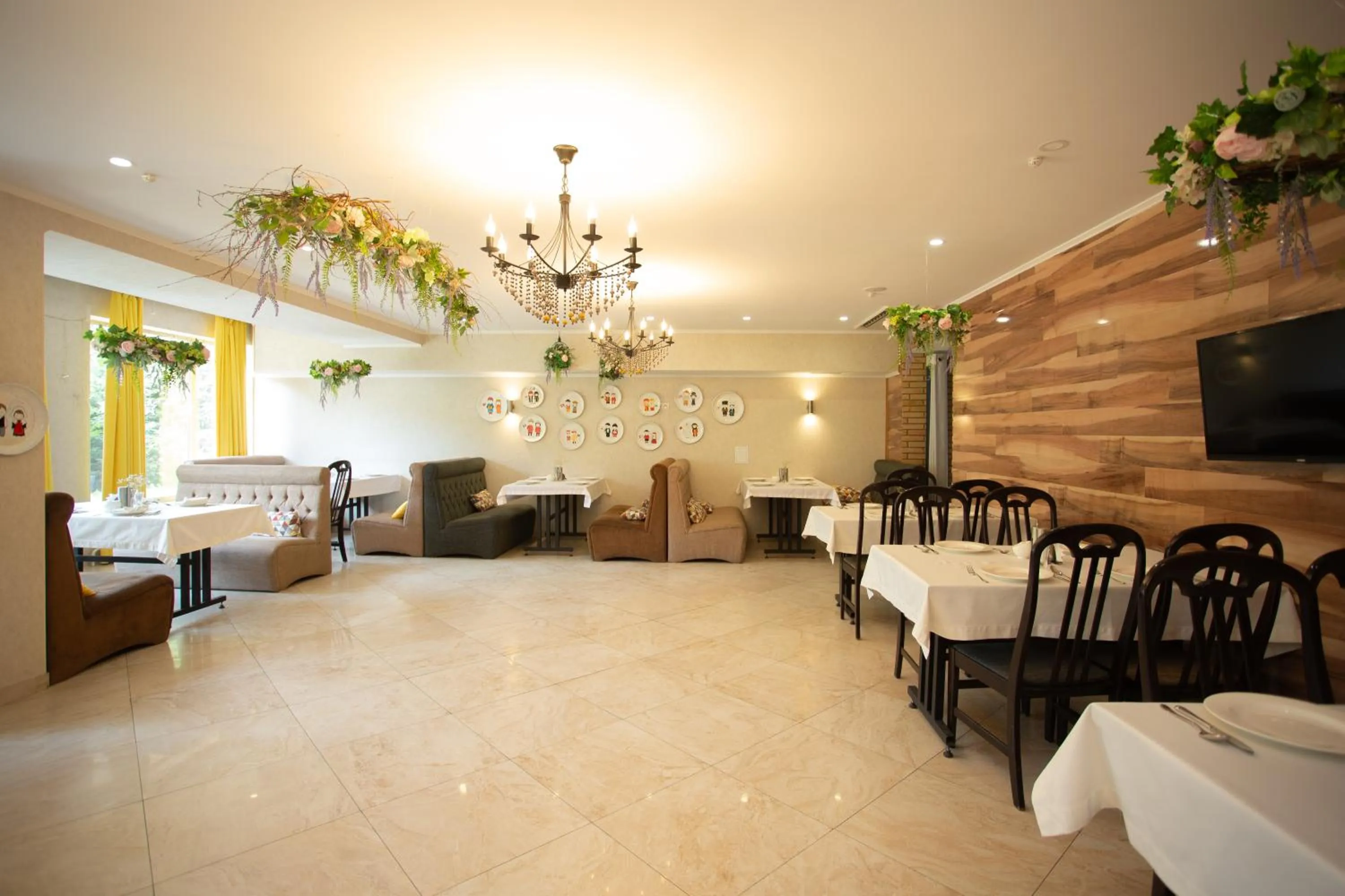 Restaurant/places to eat in B Hotel Bishkek