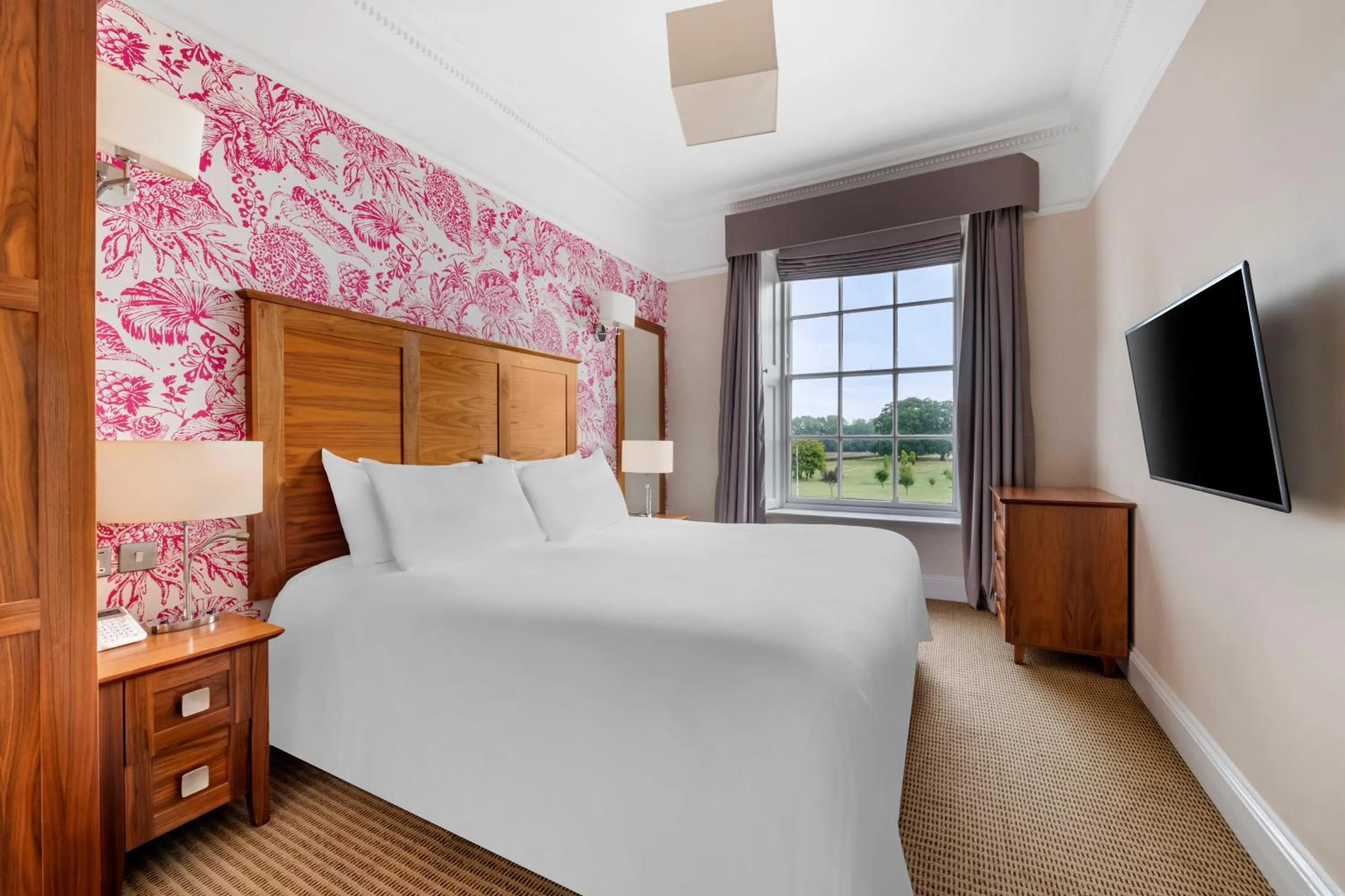 Bedroom, Bed in Wychnor Park Country Club