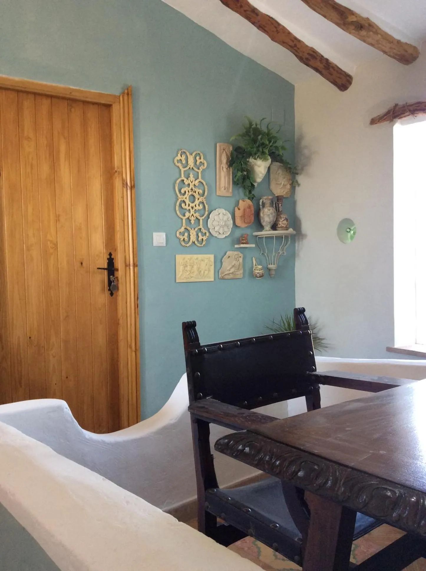 Library in Los Cuatro Vientos B&B