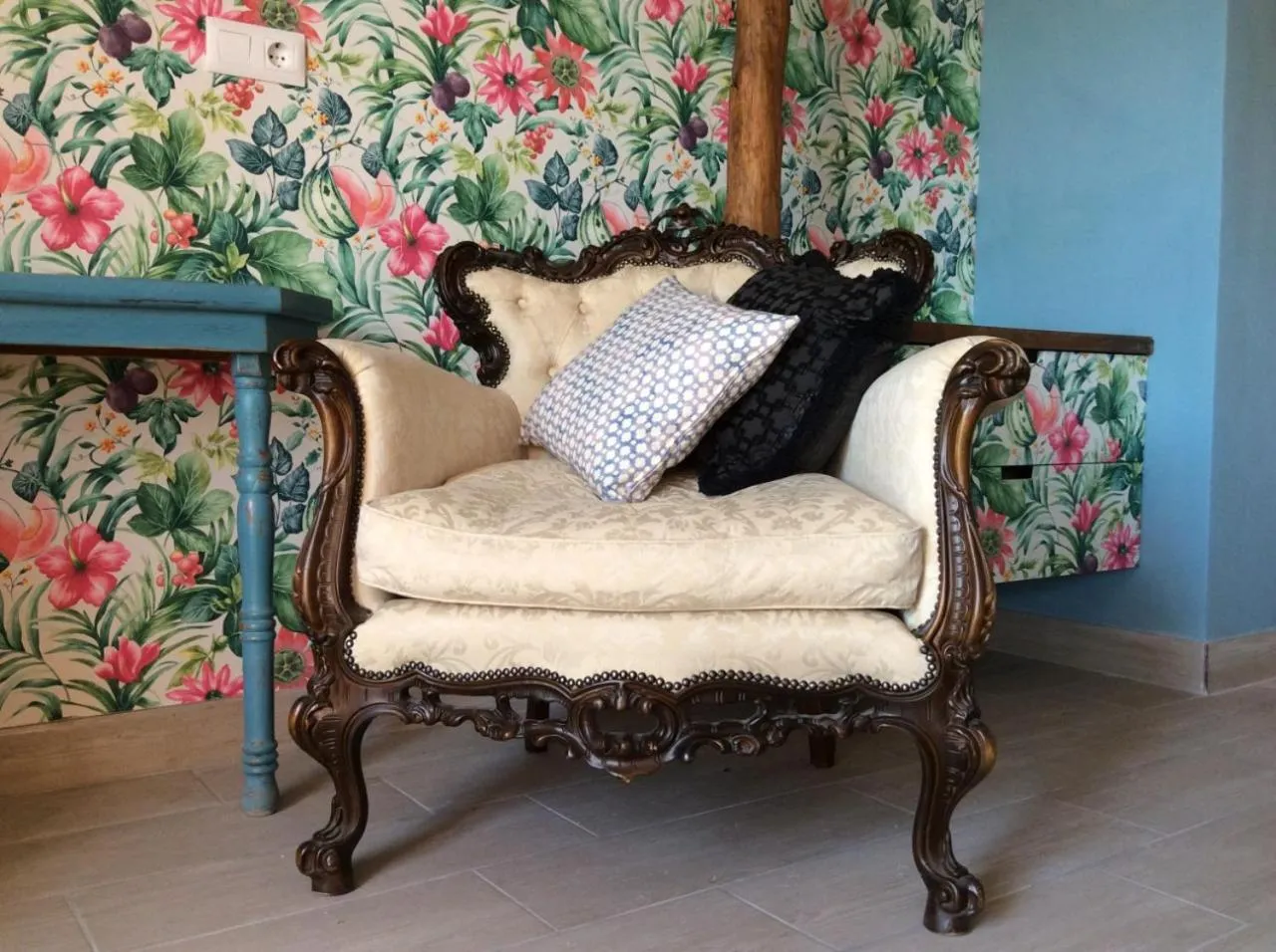 Decorative detail in Los Cuatro Vientos B&B