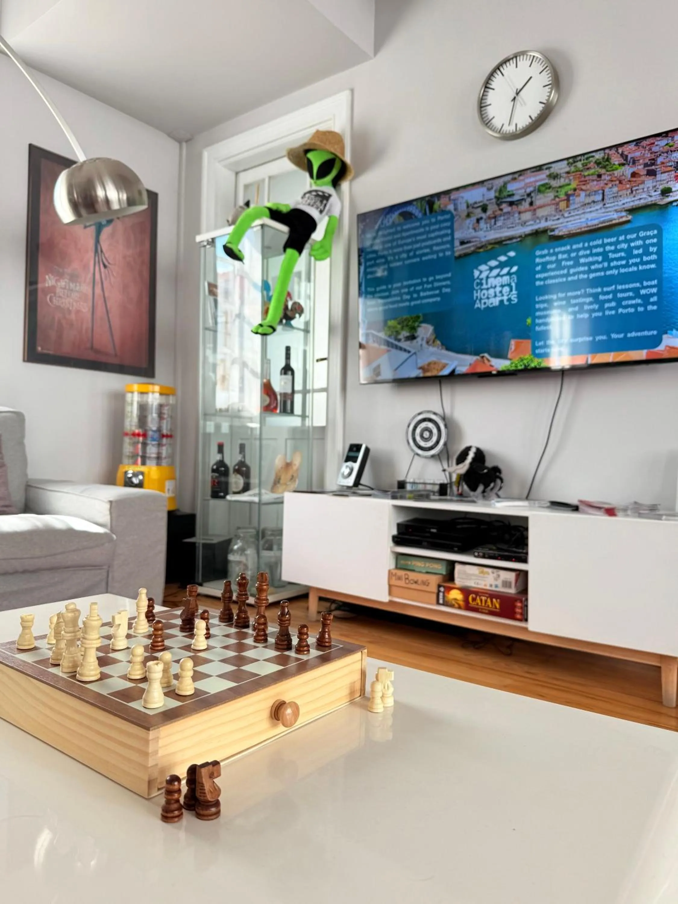 Communal lounge/ TV room in Rivoli Cinema Hostel