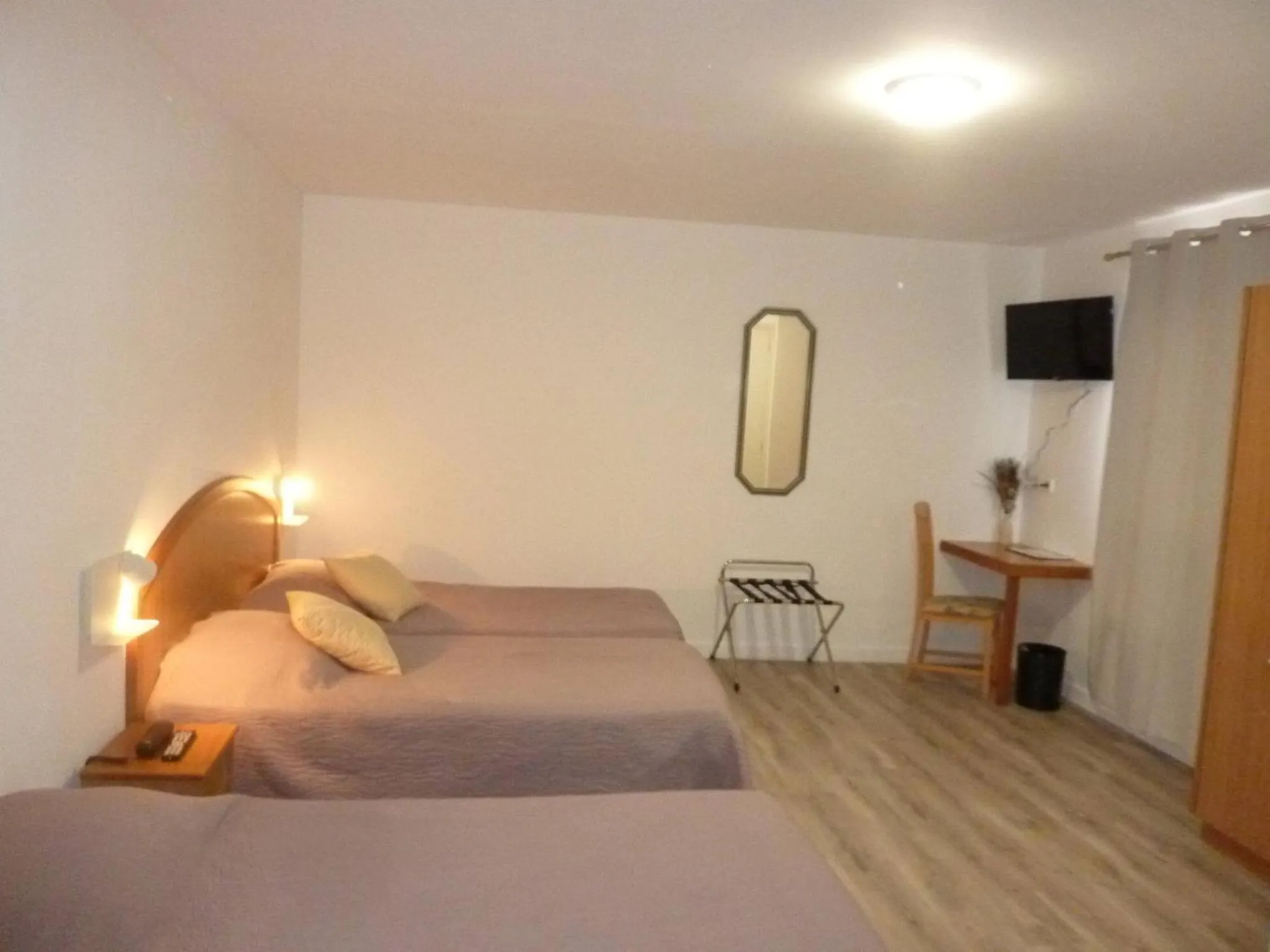 Photo of the whole room, Bed in Hôtel A La Renommée