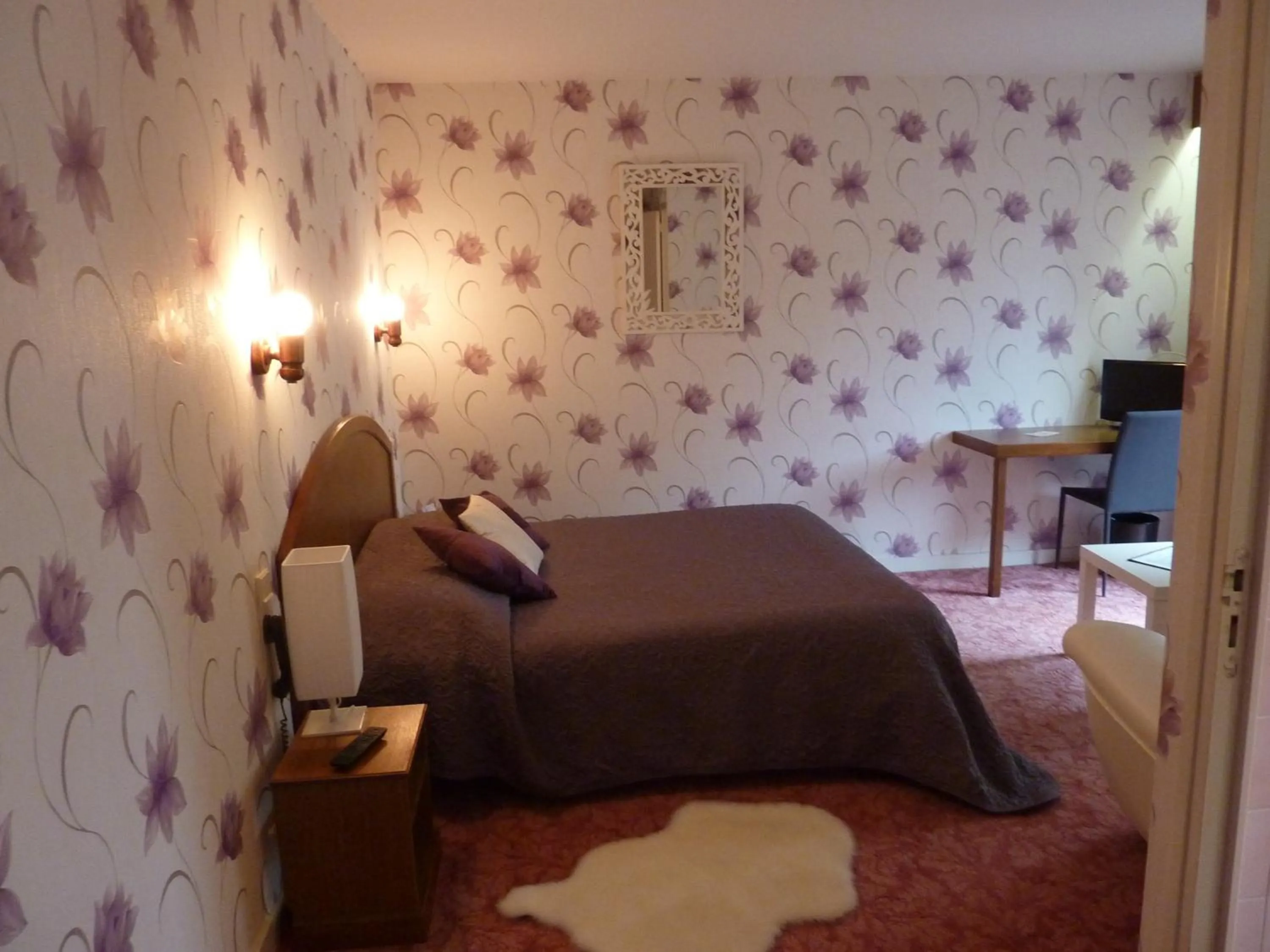 Photo of the whole room, Bed in Hôtel A La Renommée