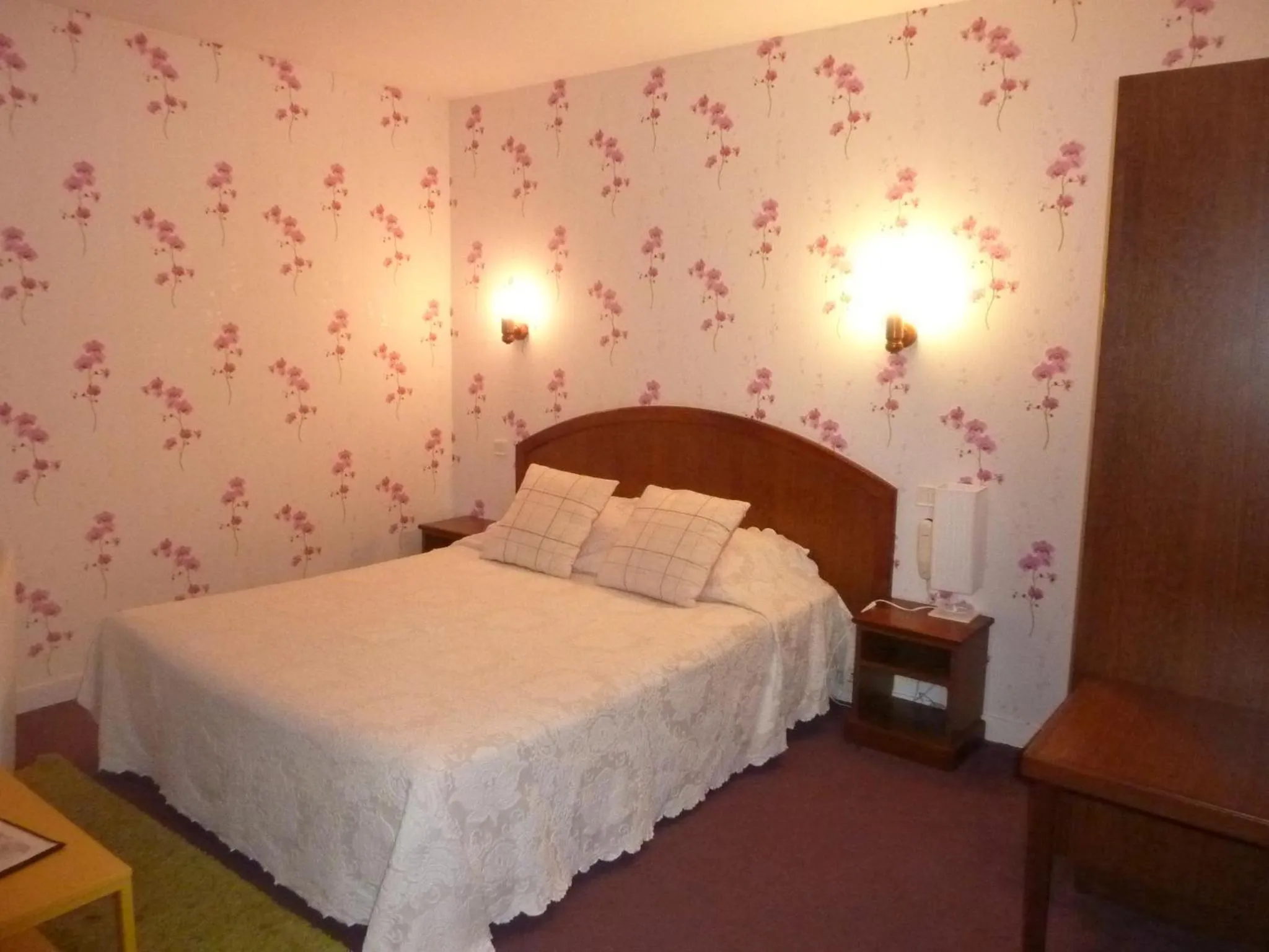 Bedroom, Bed in Hôtel A La Renommée