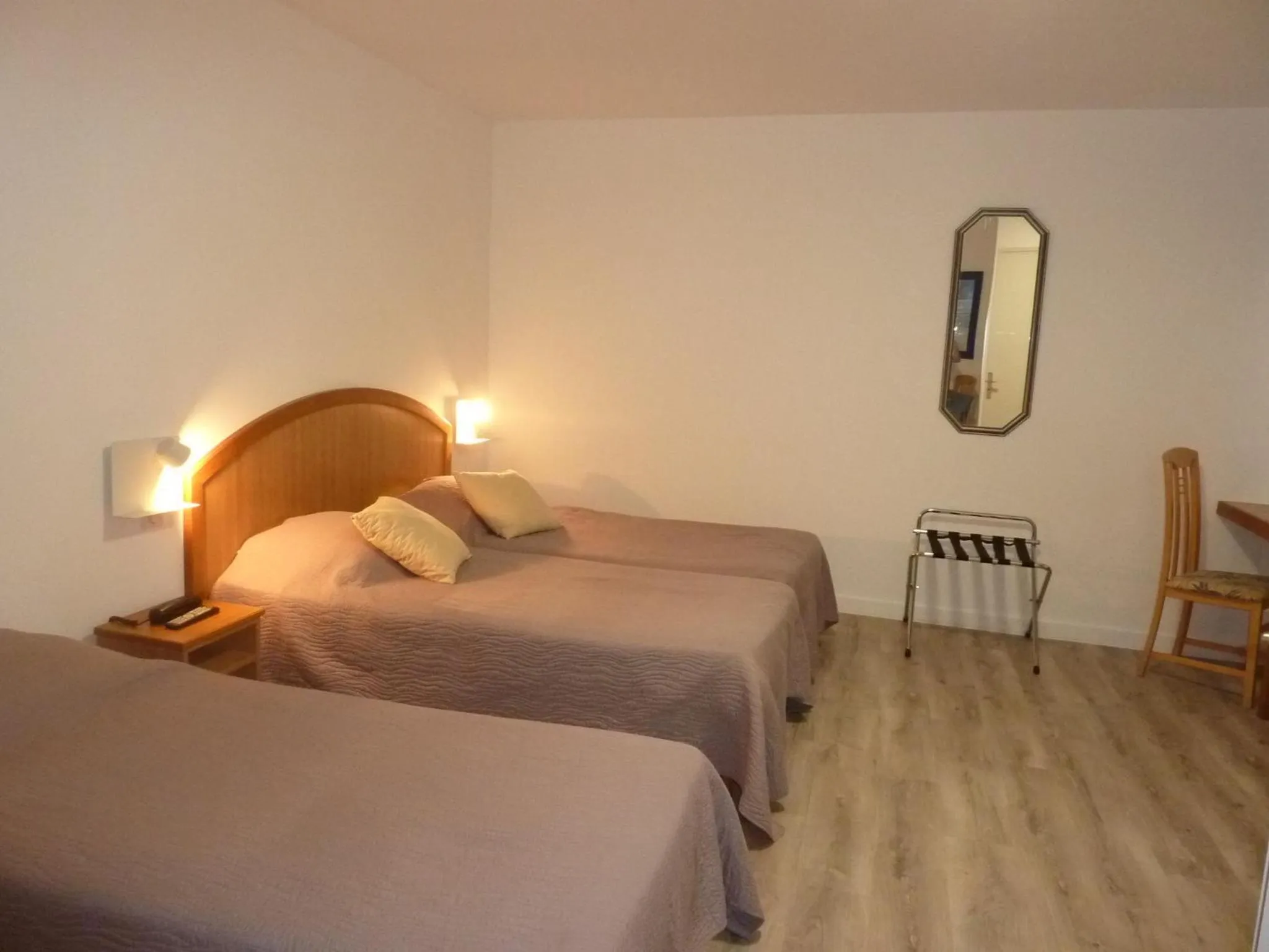 Photo of the whole room, Bed in Hôtel A La Renommée