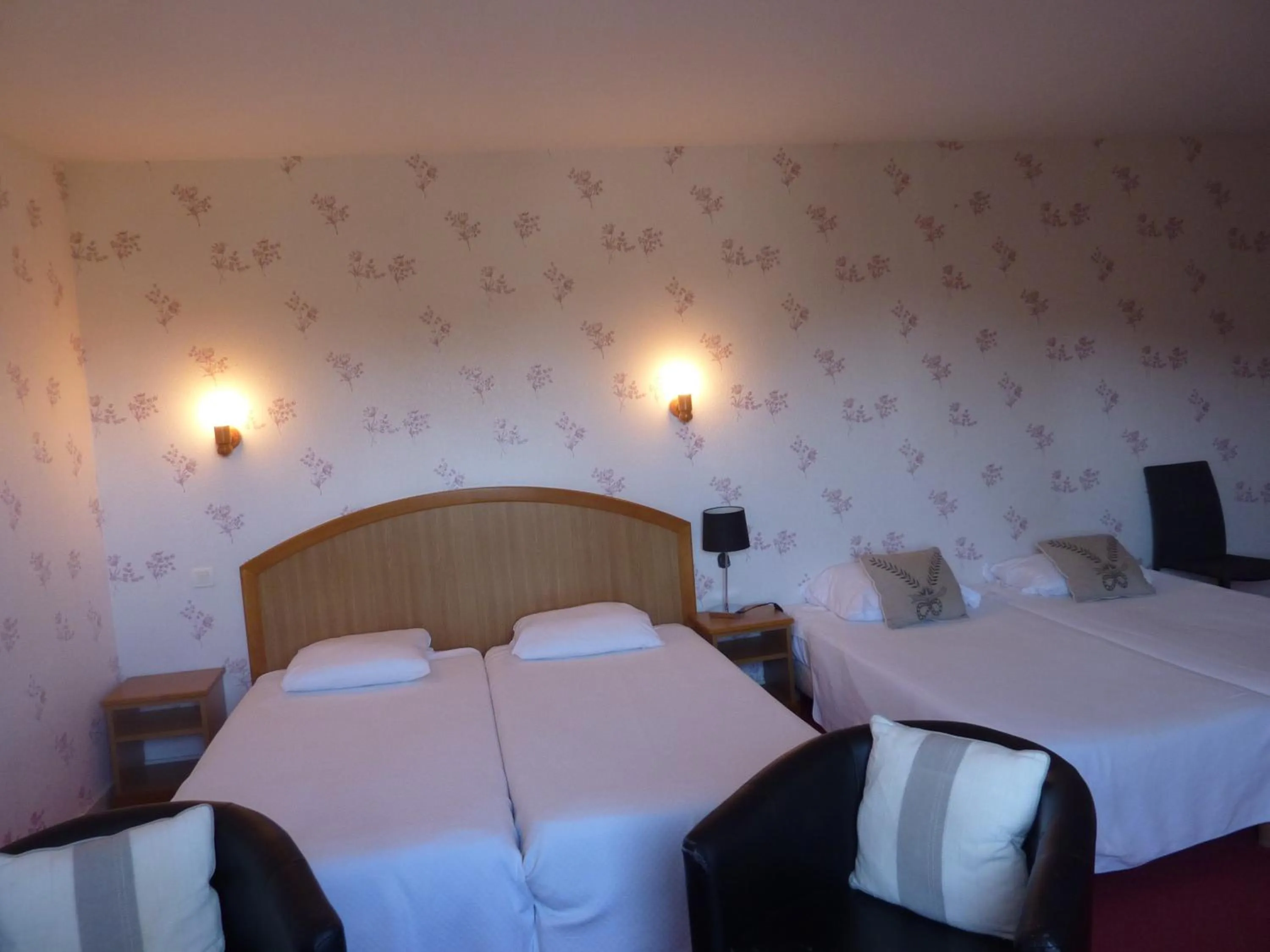 Photo of the whole room, Bed in Hôtel A La Renommée