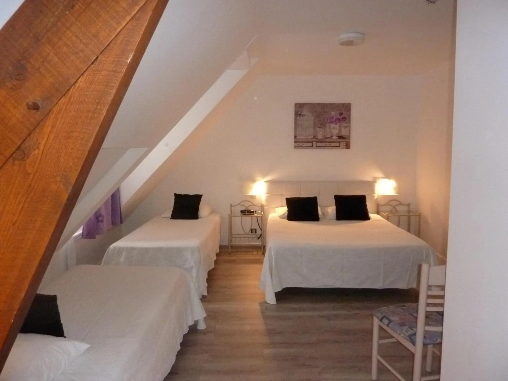 Photo of the whole room, Bed in Hôtel A La Renommée