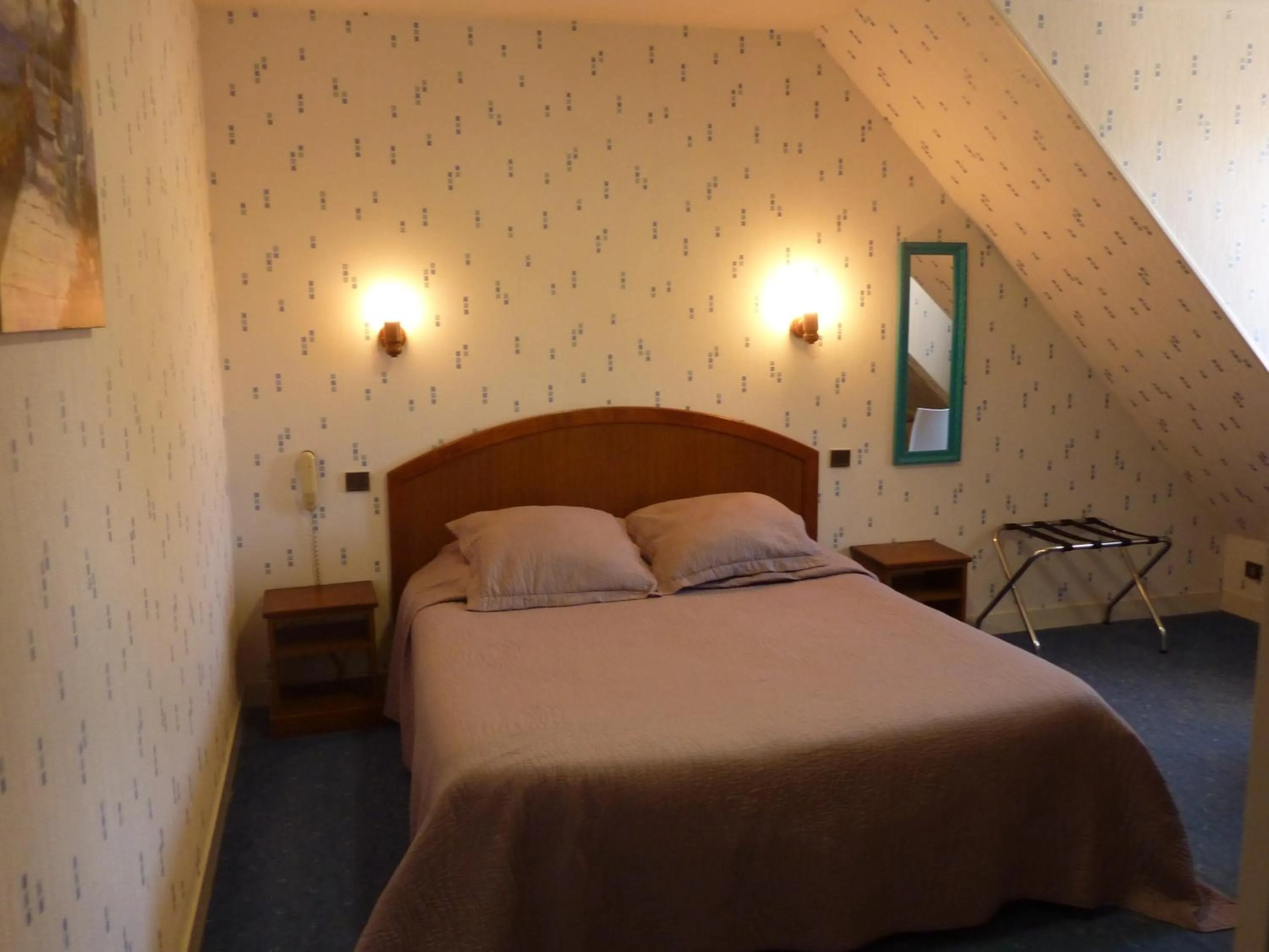 Photo of the whole room, Bed in Hôtel A La Renommée