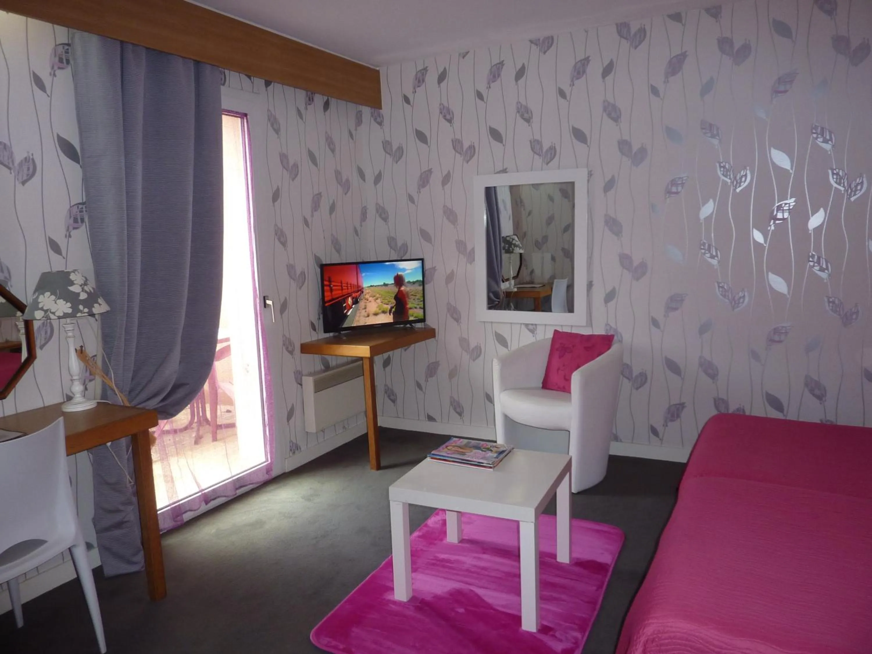 Photo of the whole room in Hôtel A La Renommée