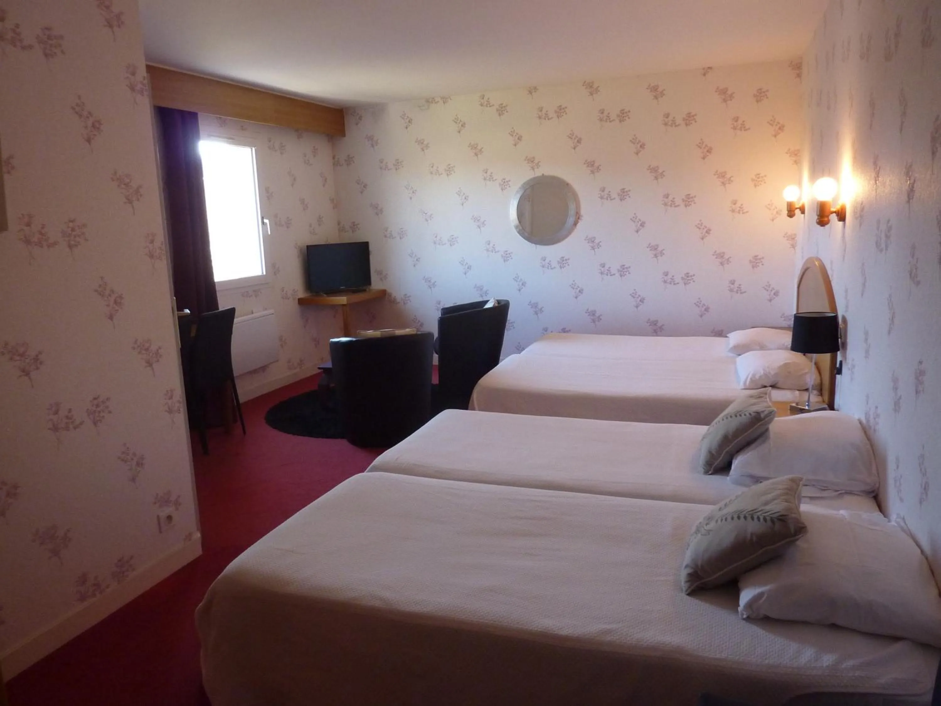 Photo of the whole room, Bed in Hôtel A La Renommée