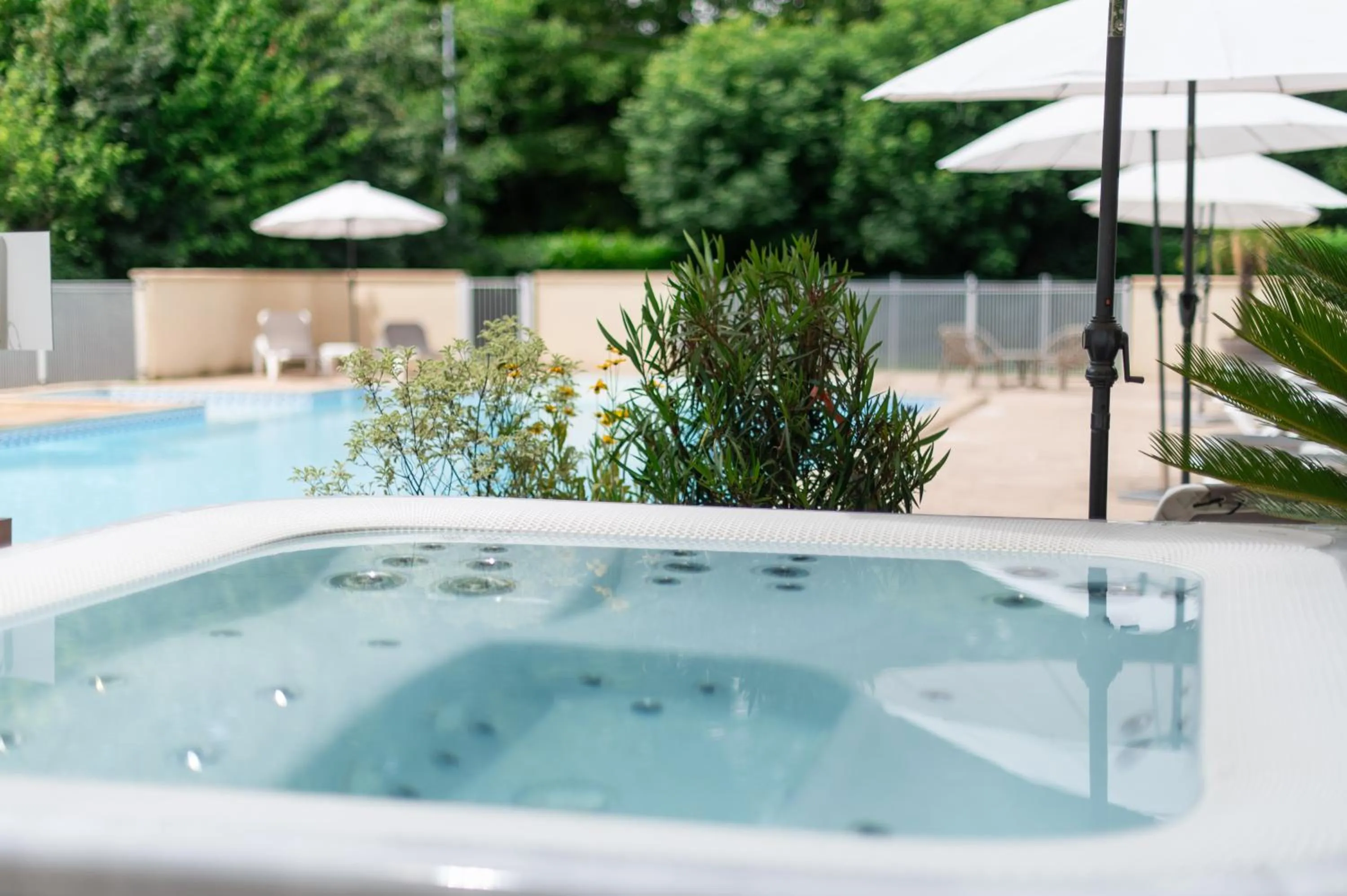 Hot Tub in Logis Hôtels - Hôtel Restaurant Domaine Les Falaises