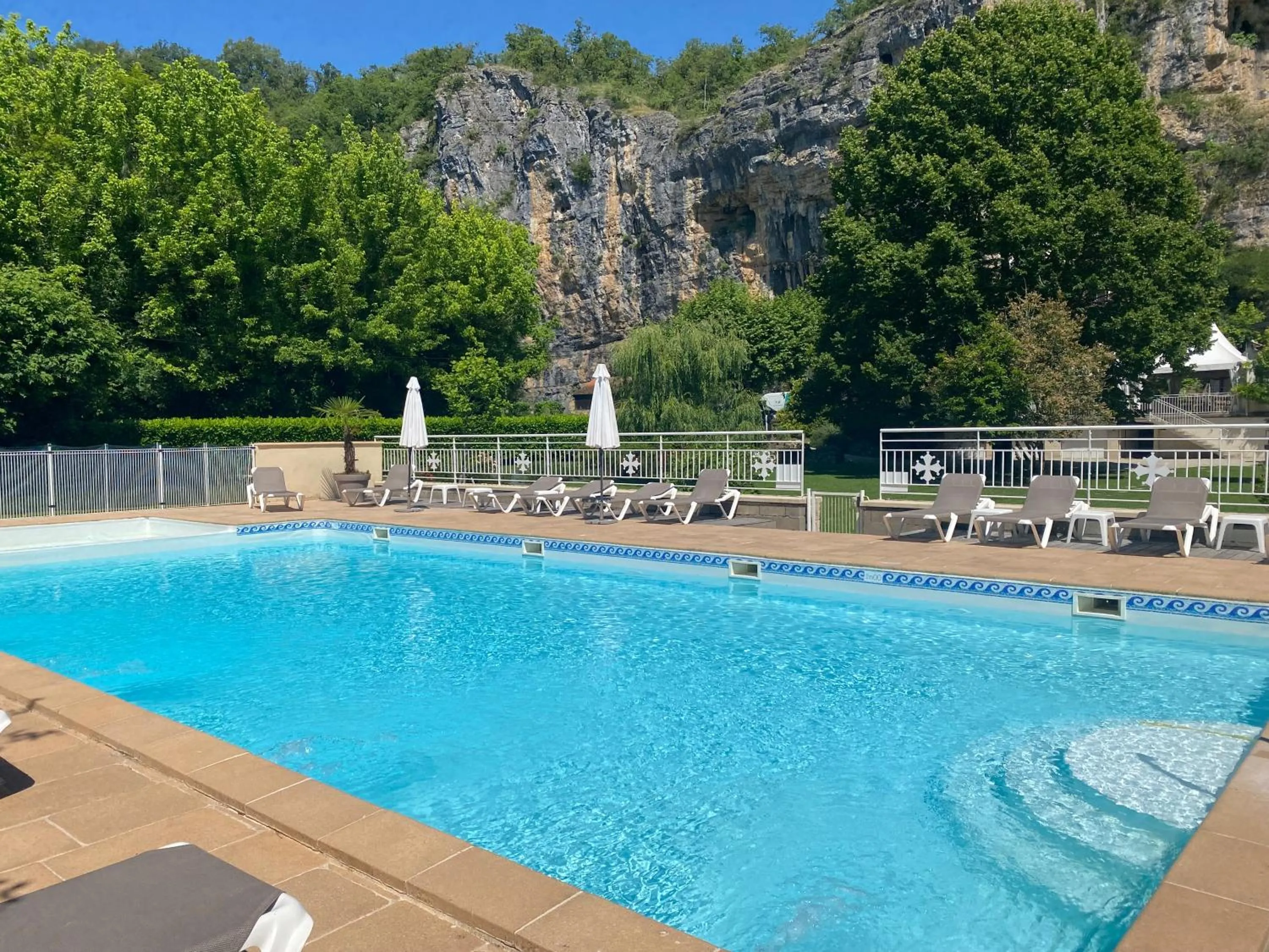 Swimming pool in Logis Hôtels - Hôtel Restaurant Domaine Les Falaises