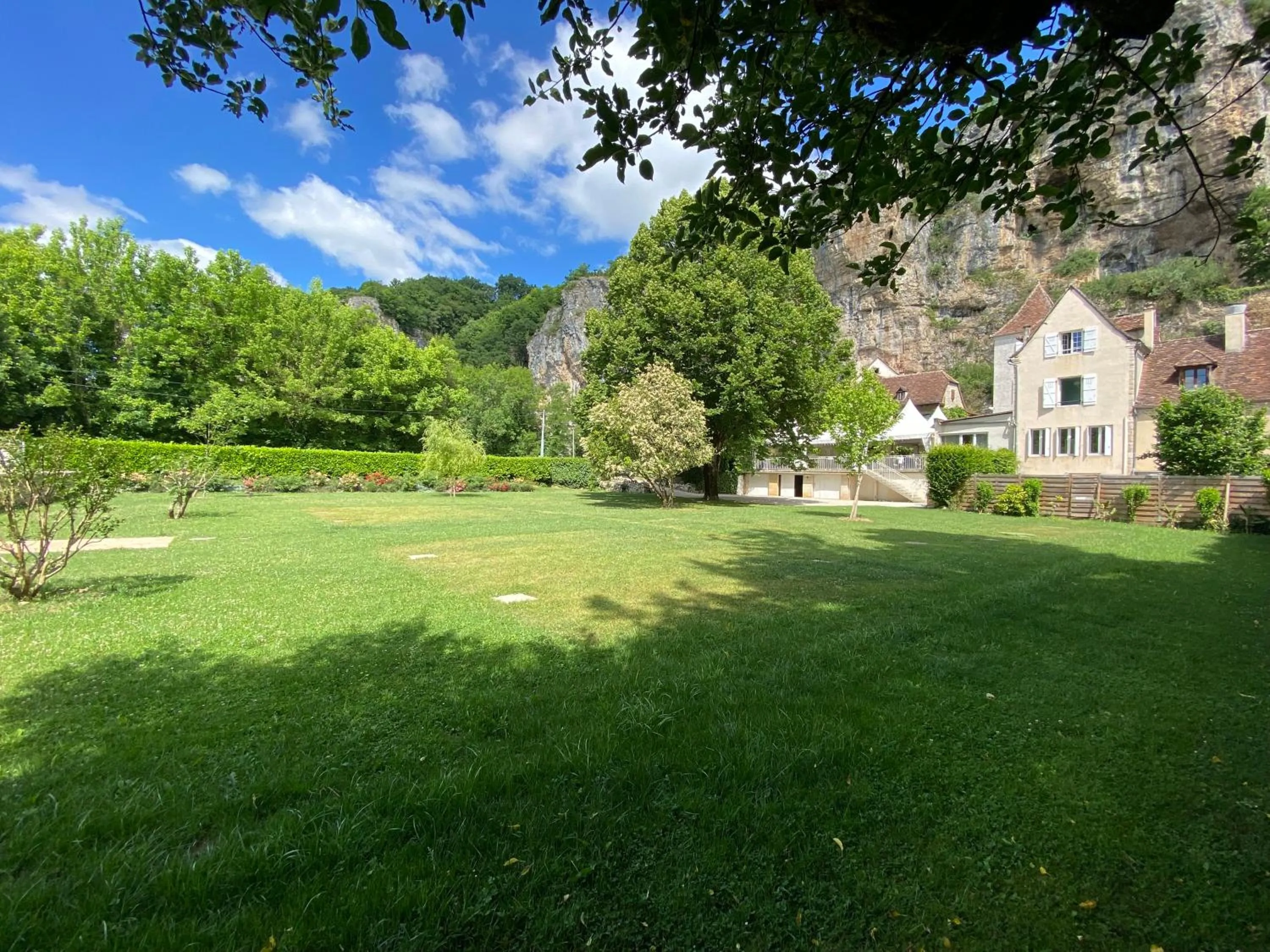 Garden in Logis Hôtels - Hôtel Restaurant Domaine Les Falaises