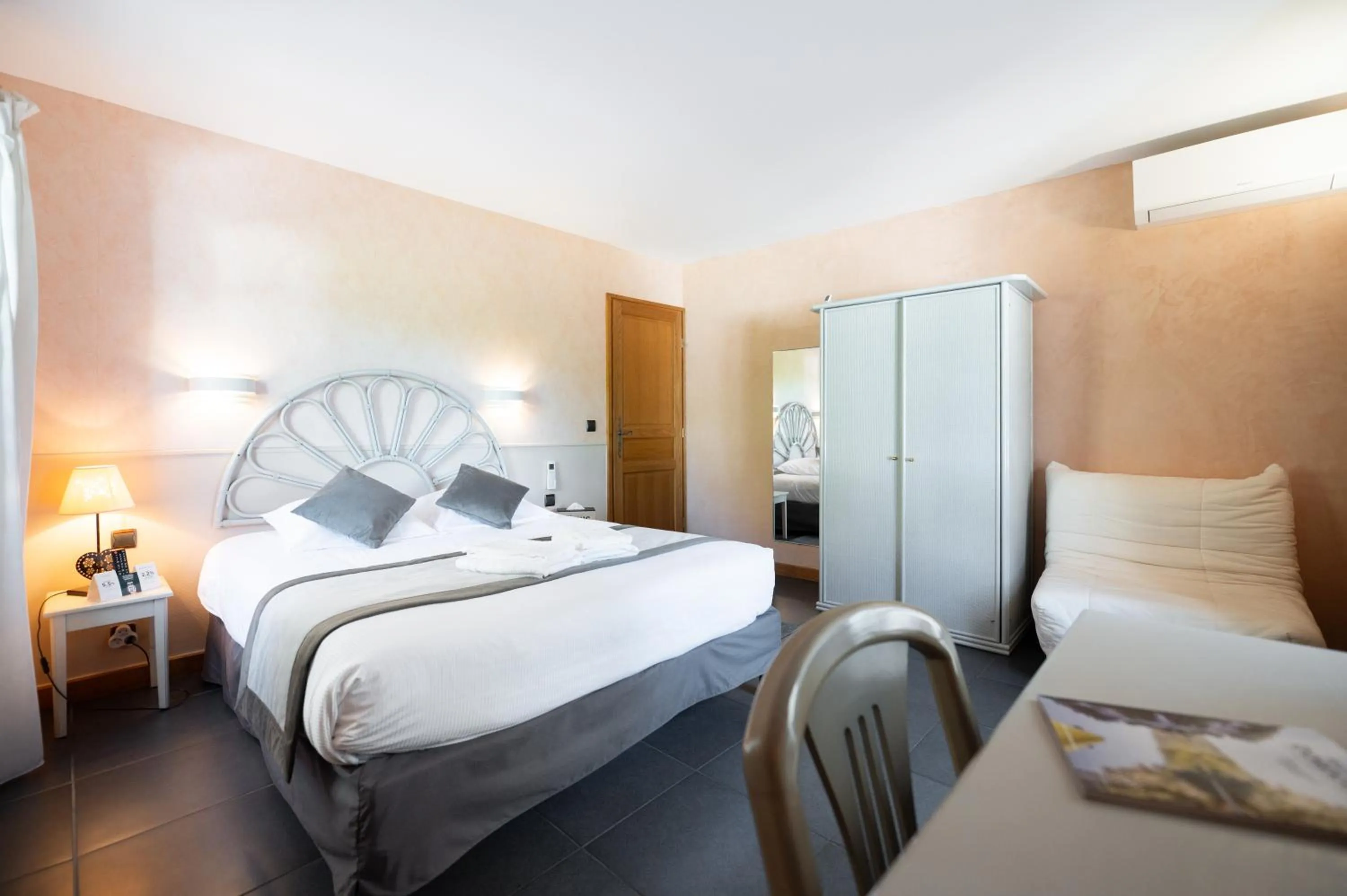 Bedroom, Bed in Logis Hôtels - Hôtel Restaurant Domaine Les Falaises