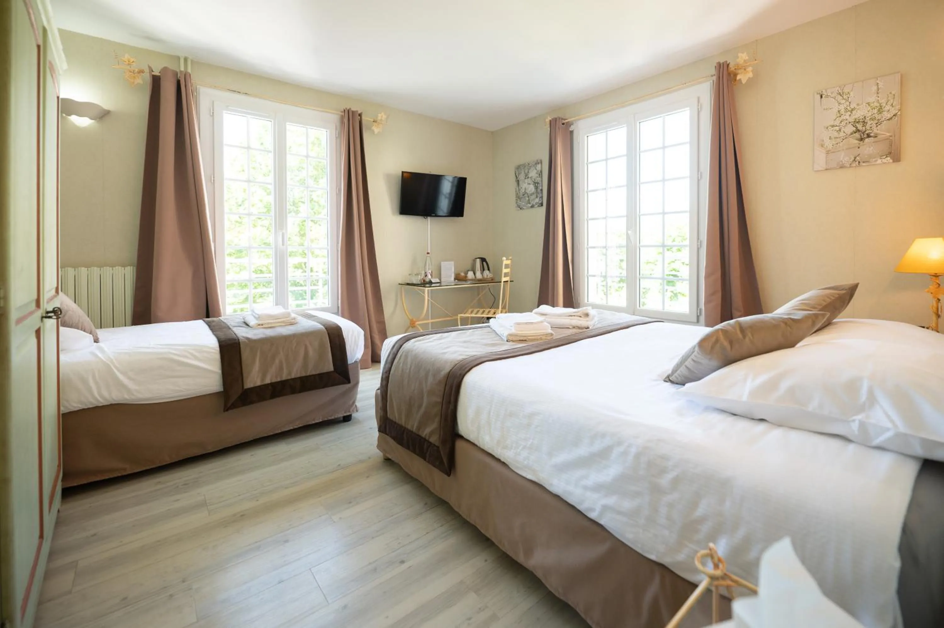 Photo of the whole room, Bed in Logis Hôtels - Hôtel Restaurant Domaine Les Falaises