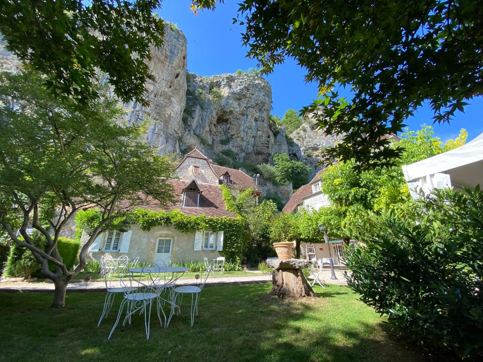 Balcony/Terrace in Logis Hôtels - Hôtel Restaurant Domaine Les Falaises