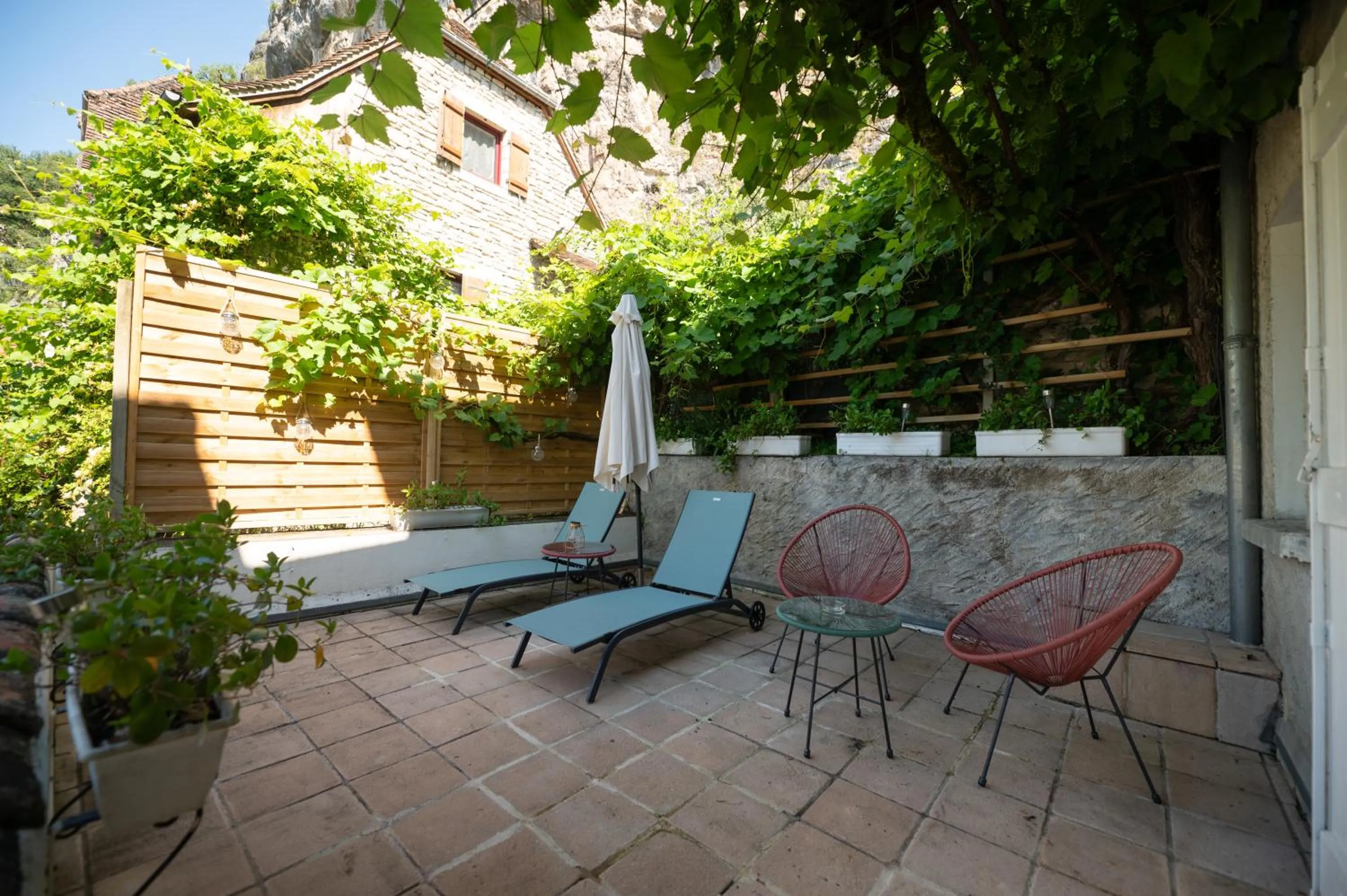 Patio in Logis Hôtels - Hôtel Restaurant Domaine Les Falaises