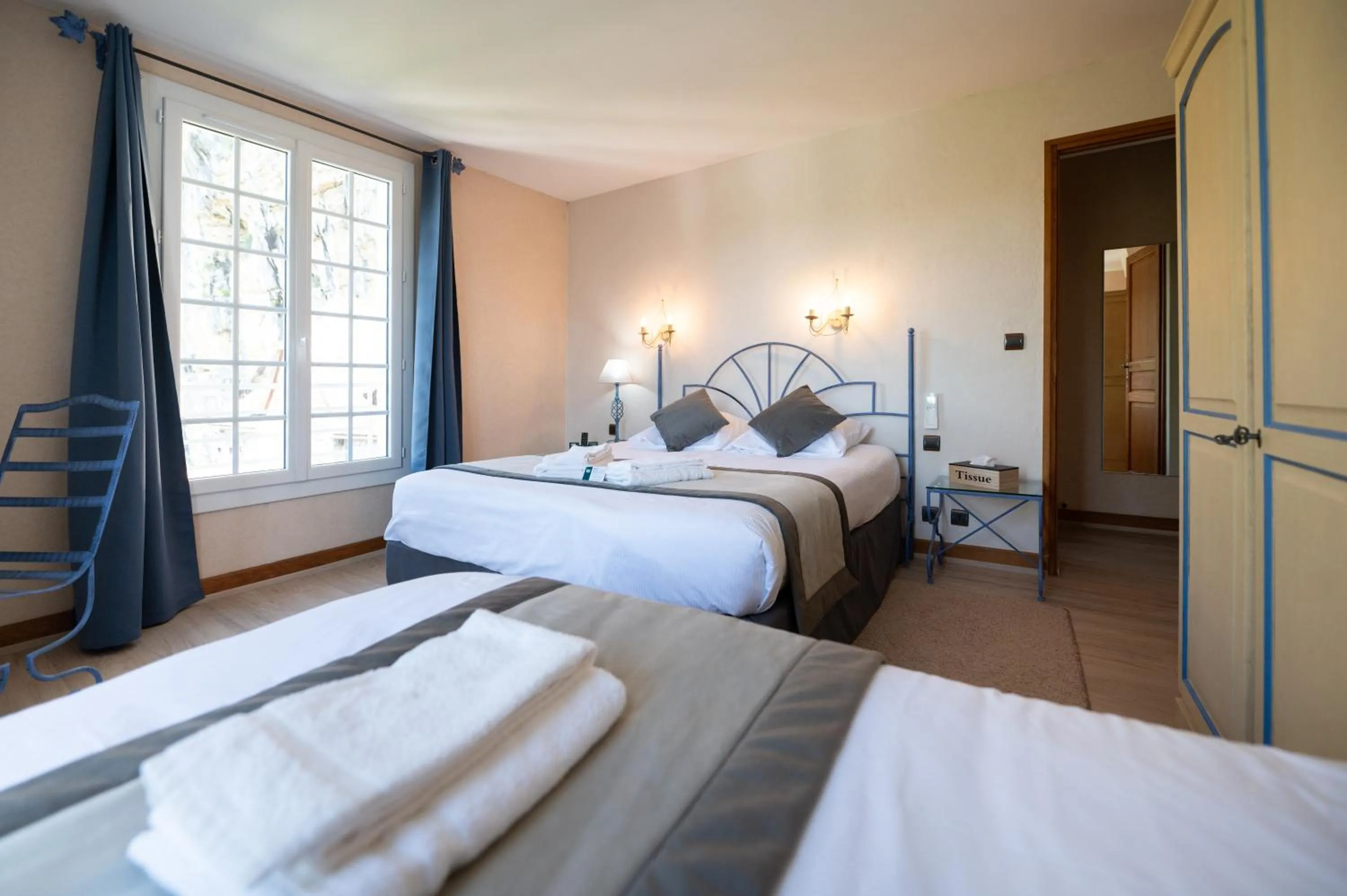 Photo of the whole room, Bed in Logis Hôtels - Hôtel Restaurant Domaine Les Falaises