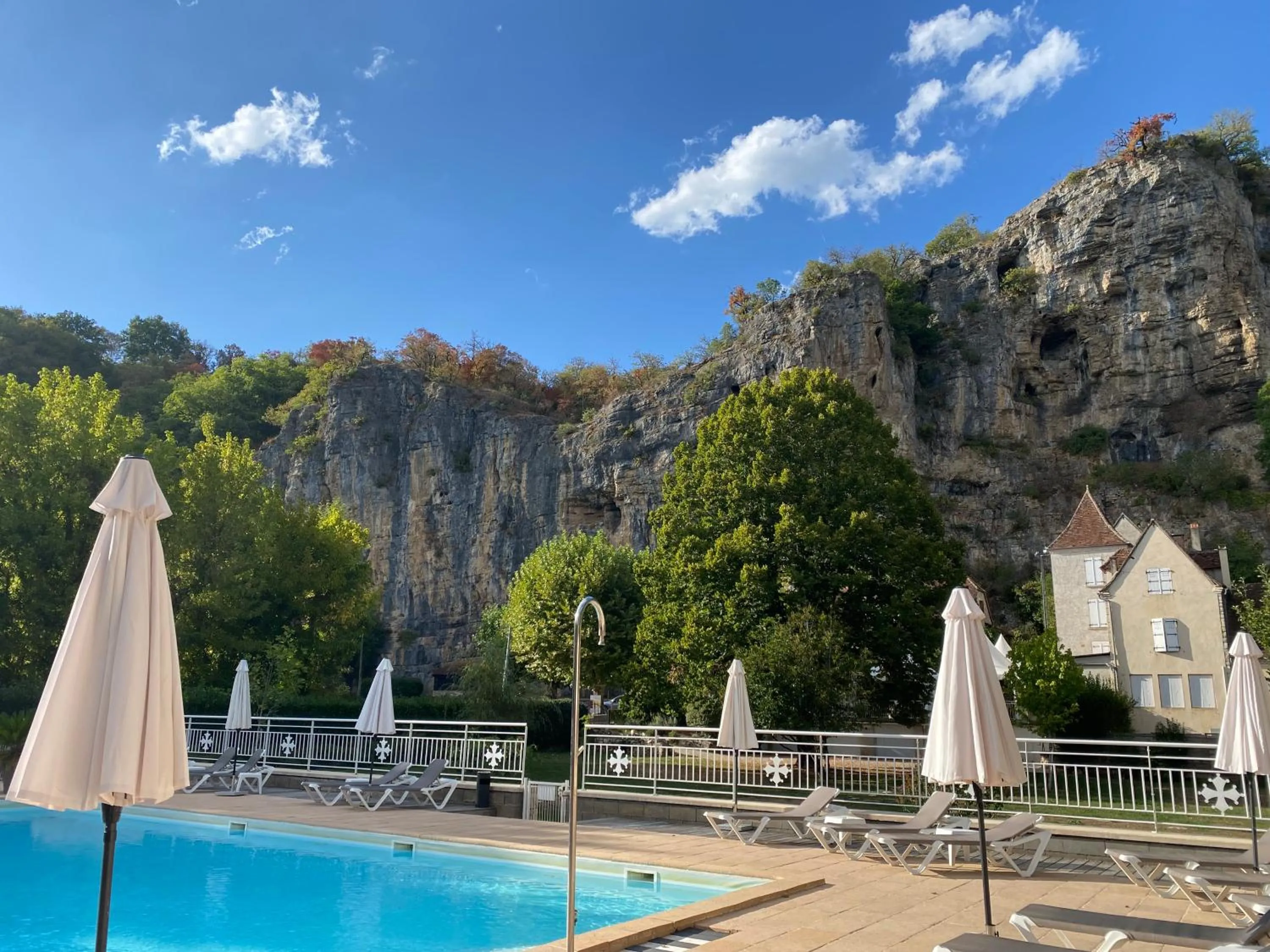 Swimming pool in Logis Hôtels - Hôtel Restaurant Domaine Les Falaises