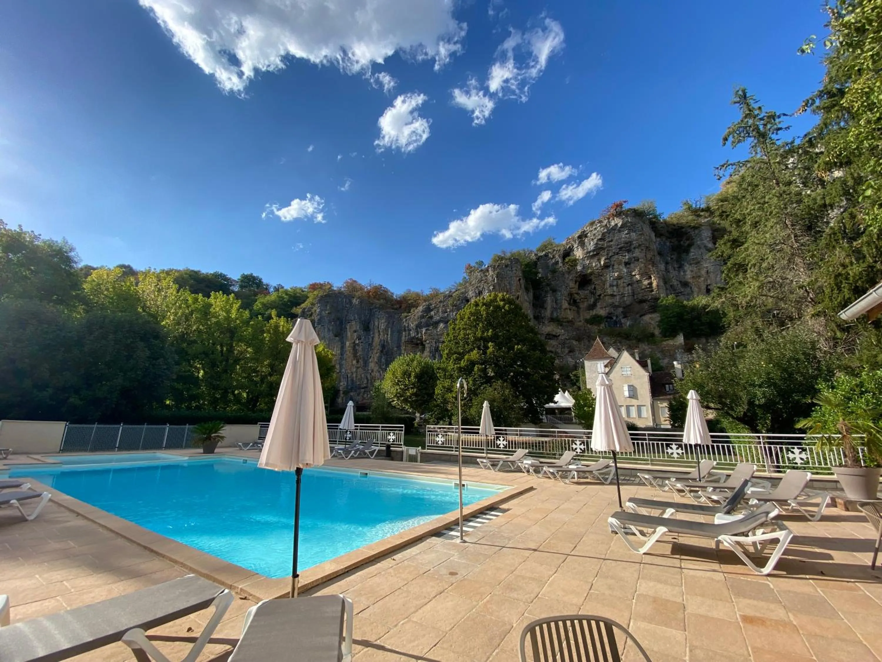 Swimming pool in Logis Hôtels - Hôtel Restaurant Domaine Les Falaises