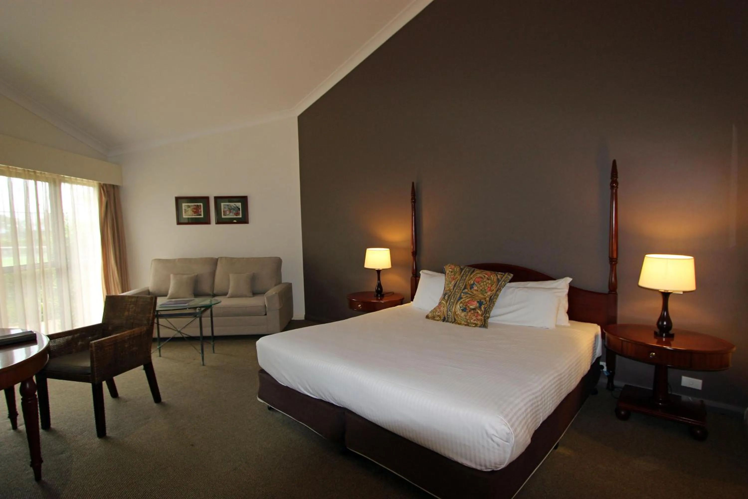 Bathroom, Bed in Mercure Hunter Valley Gardens