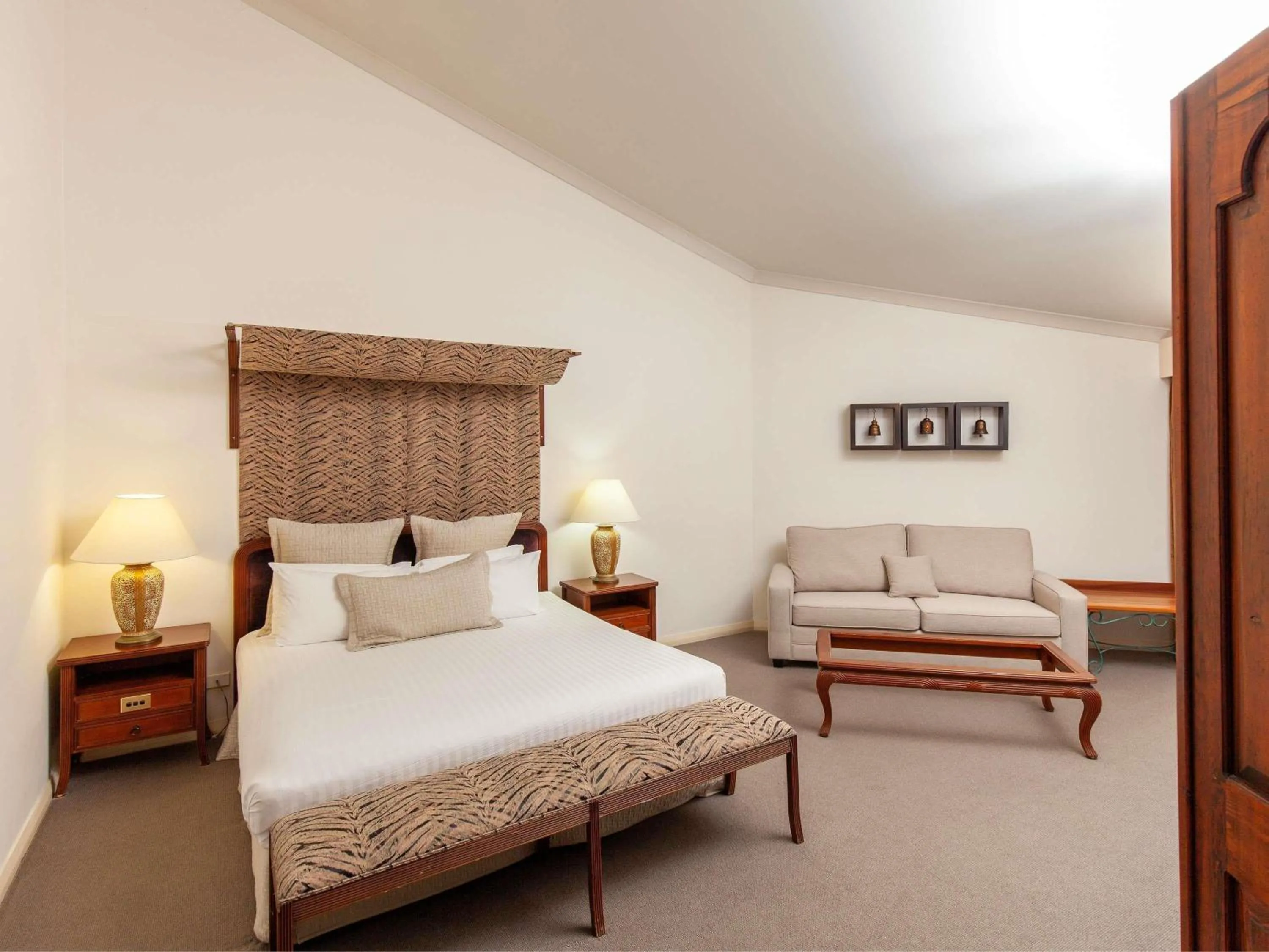 Bedroom, Bed in Mercure Hunter Valley Gardens