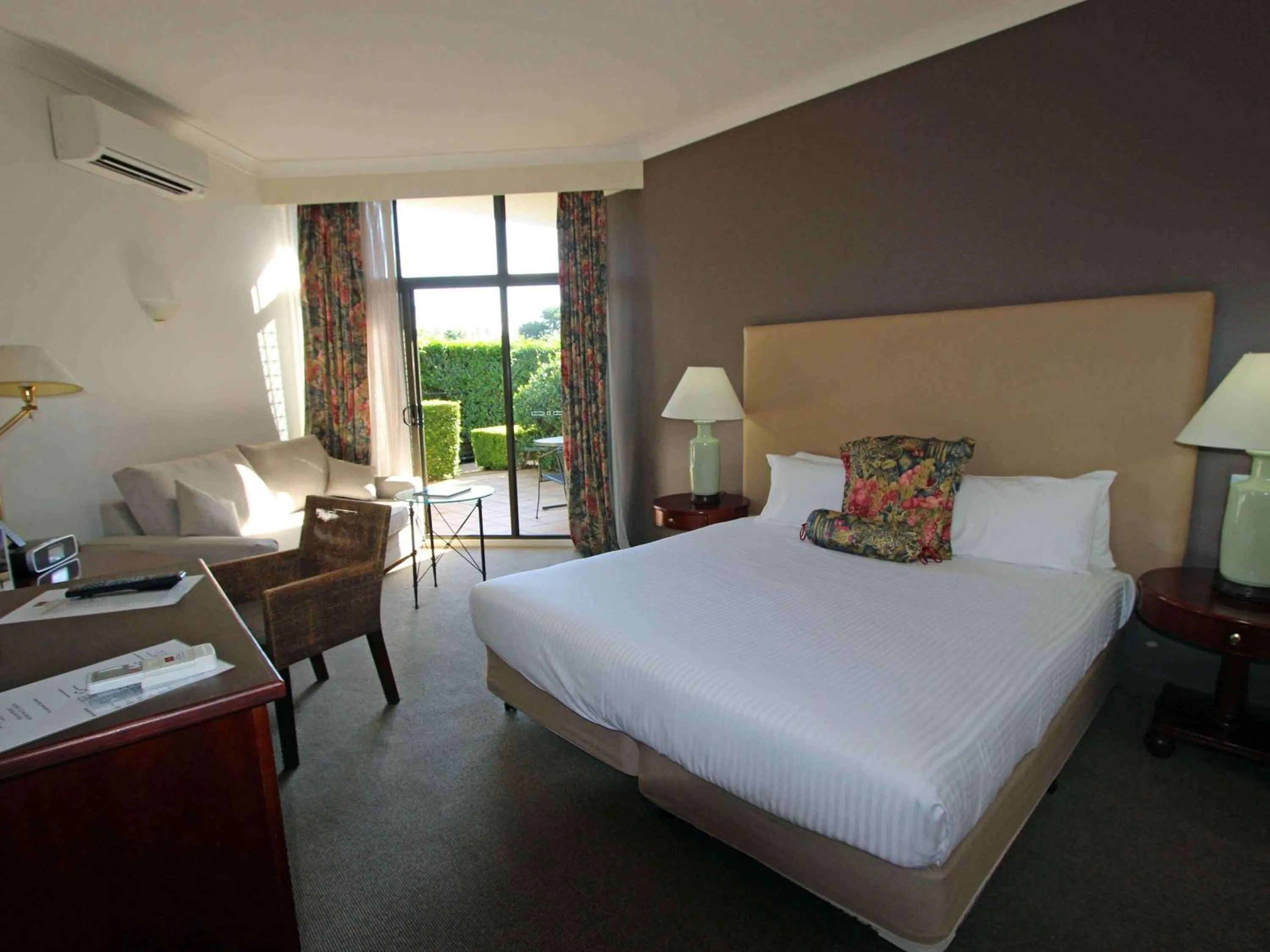 Photo of the whole room, Bed in Mercure Hunter Valley Gardens