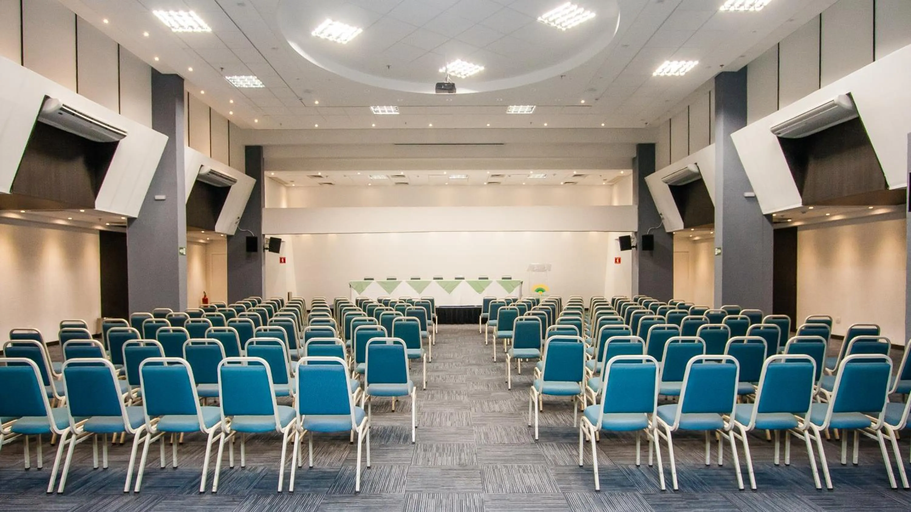 Banquet/Function facilities in Leques Brasil Hotel Escola