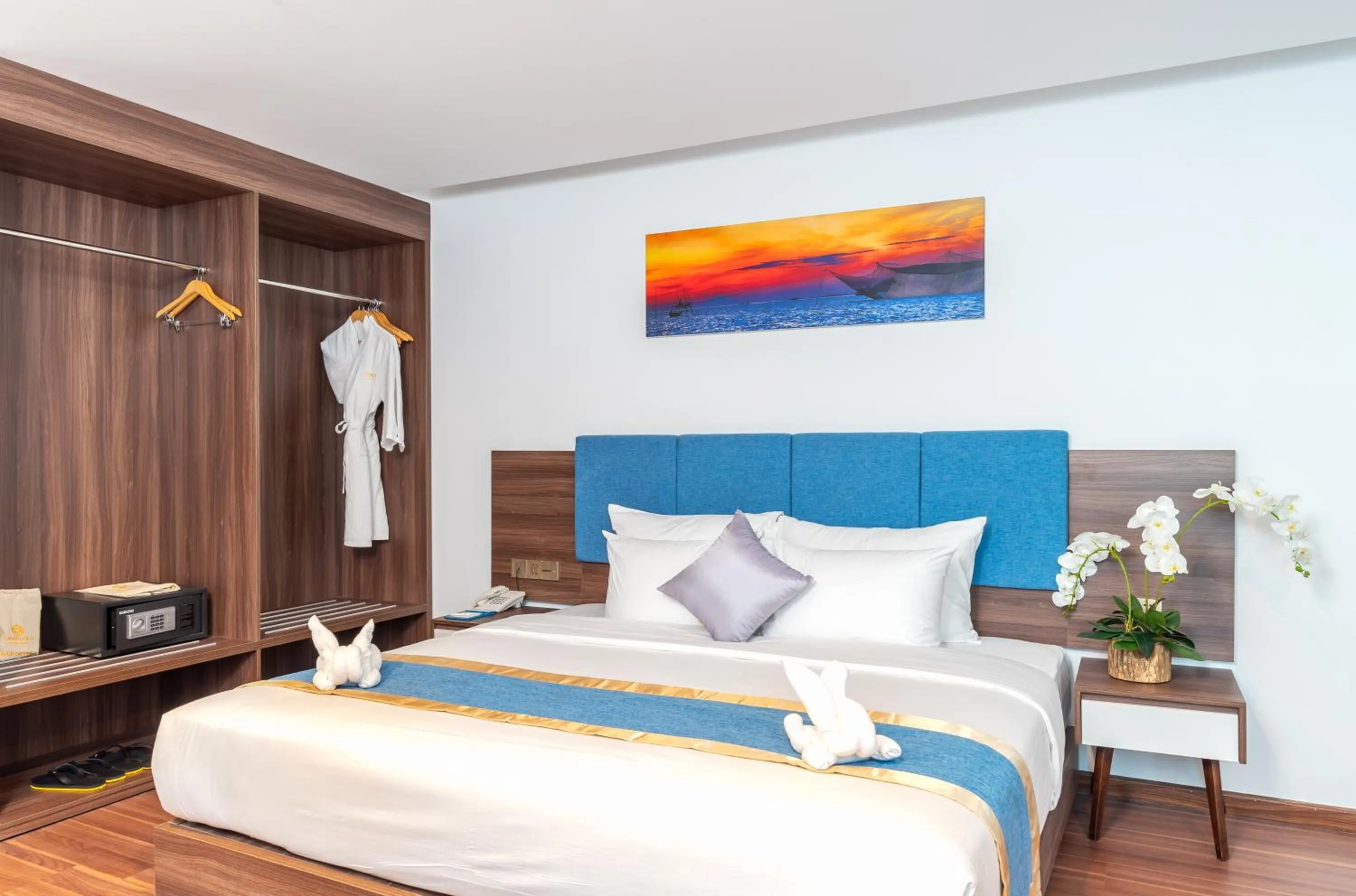 Bedroom, Bed in Grand Gold Hotel