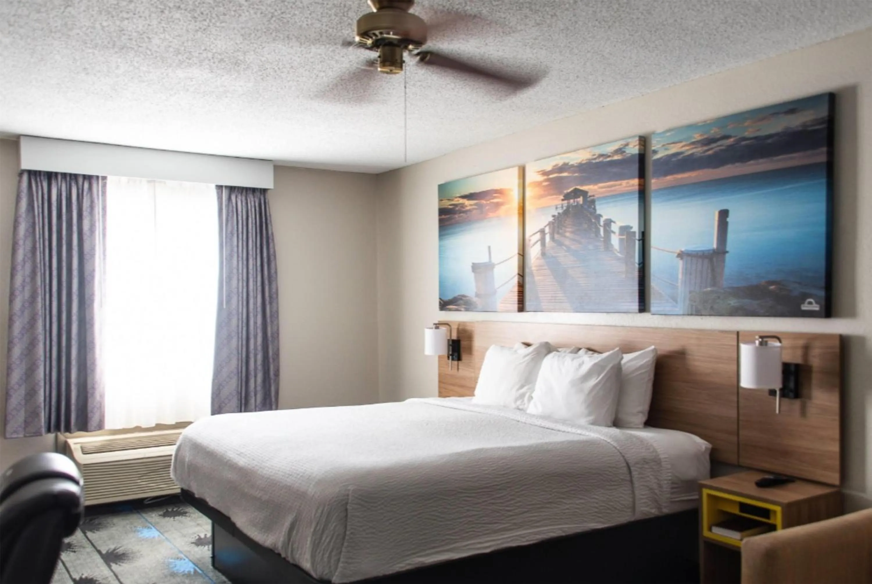 Photo of the whole room, Bed in Days Inn by Wyndham Troy