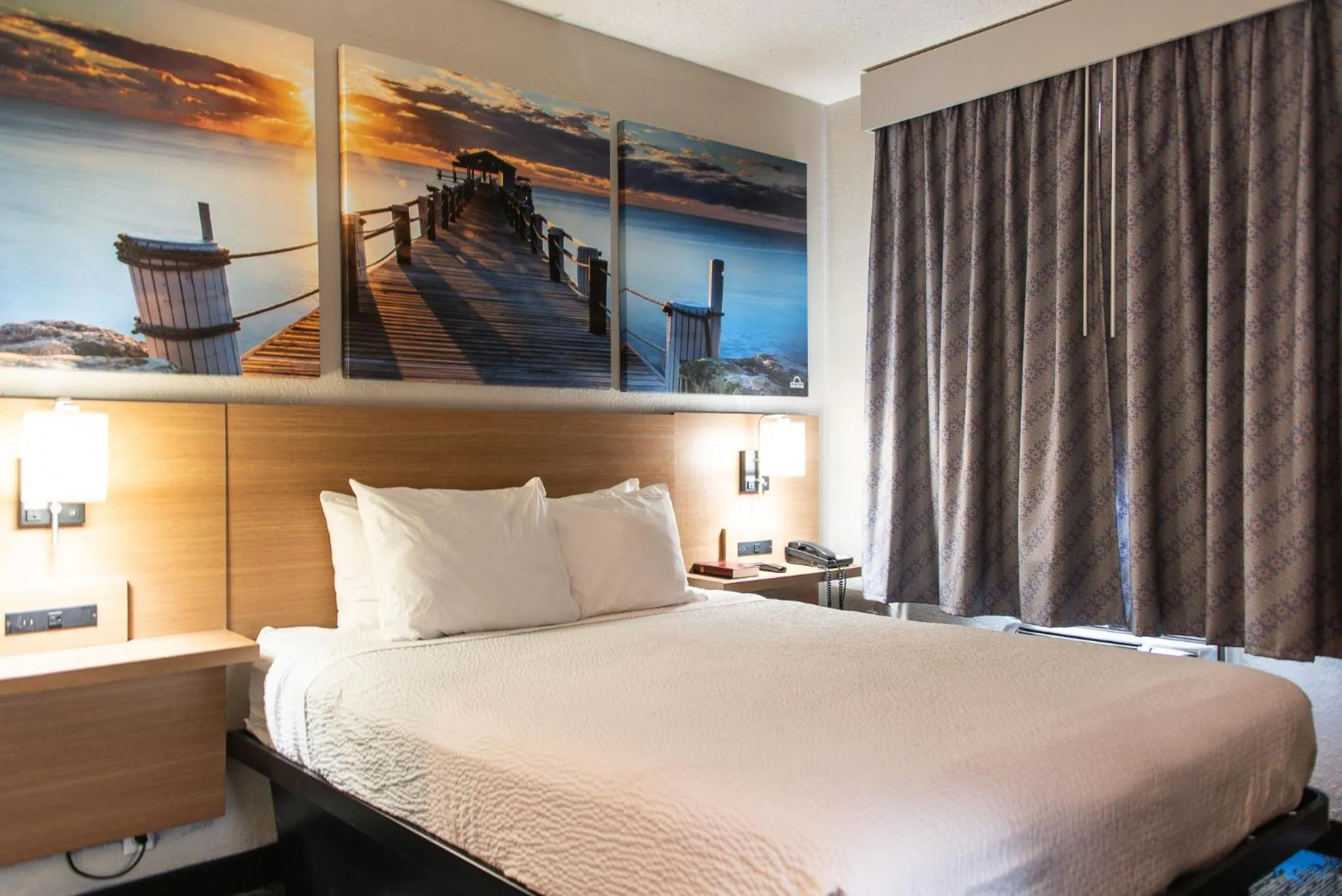 Property building, Bed in Days Inn by Wyndham Troy