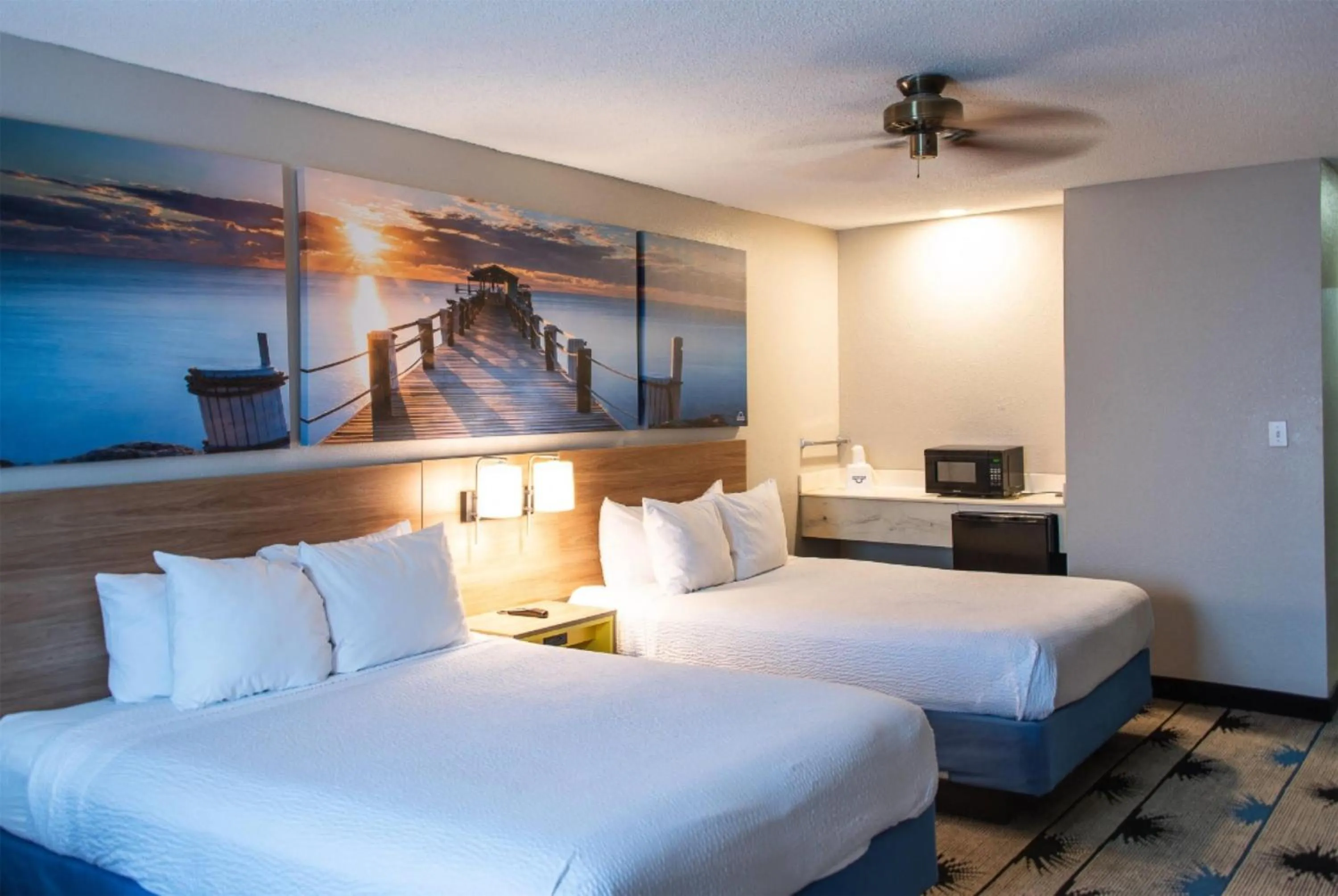 Photo of the whole room, Bed in Days Inn by Wyndham Troy