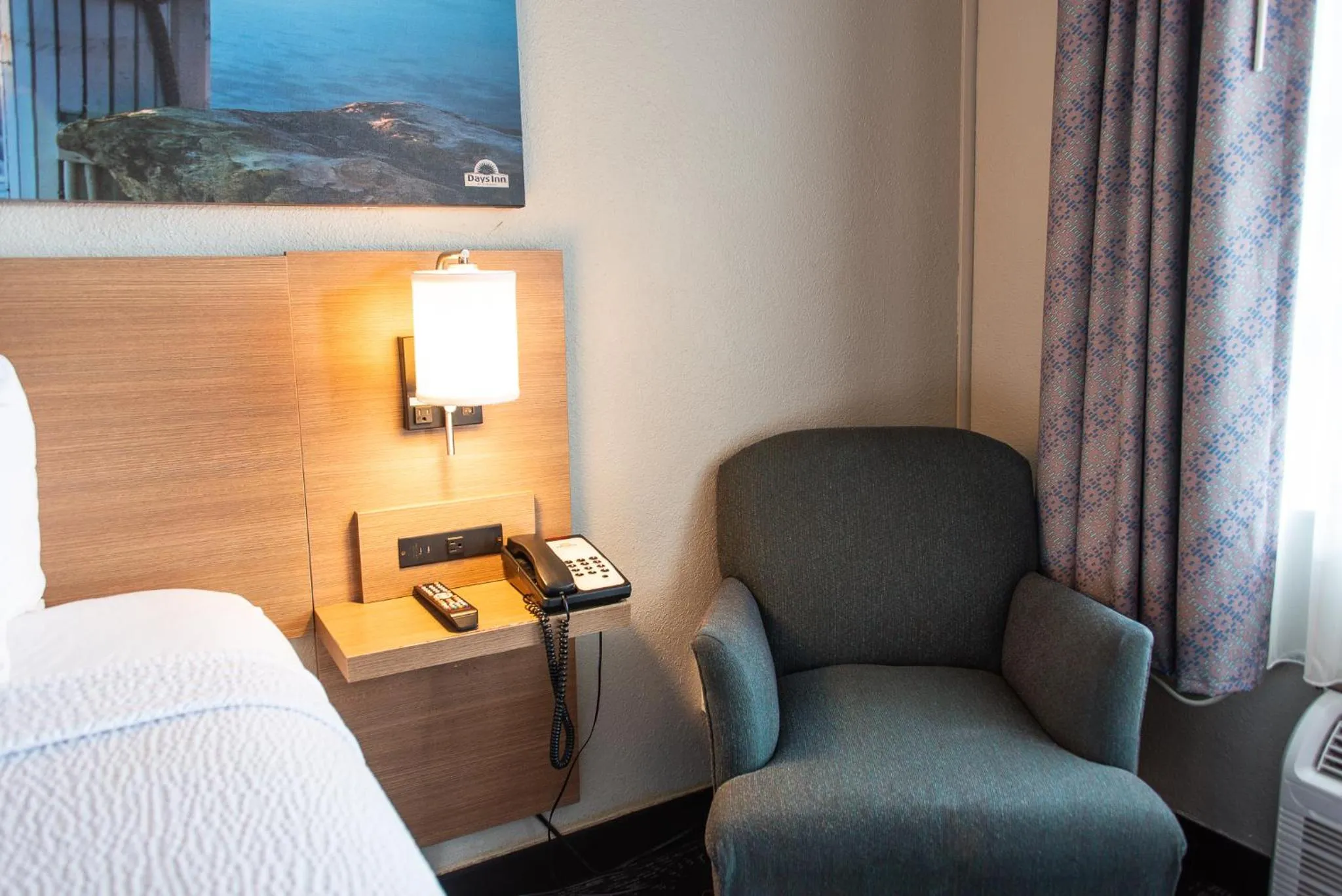 Property building, Bed in Days Inn by Wyndham Troy