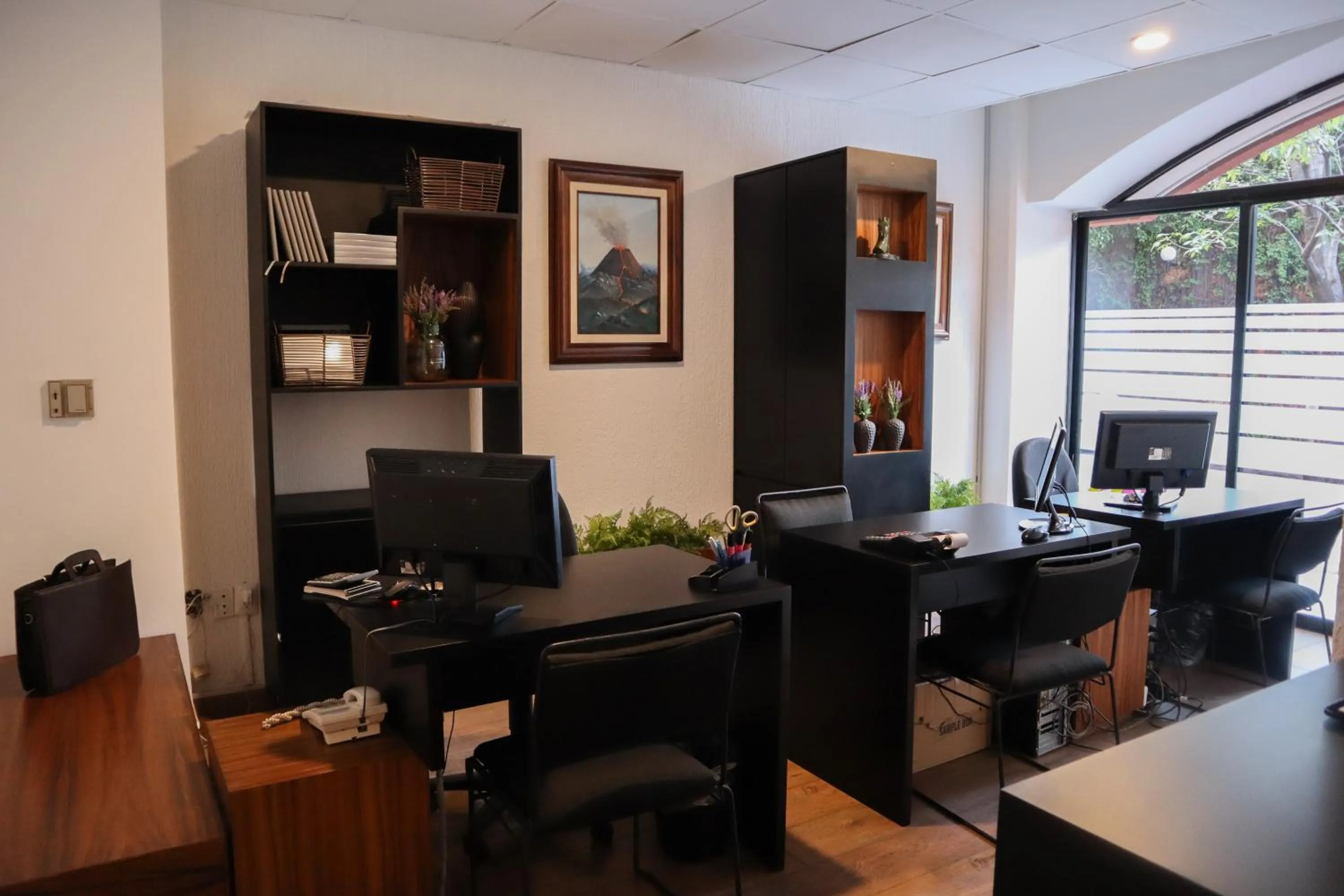 Business facilities in Meson del Valle