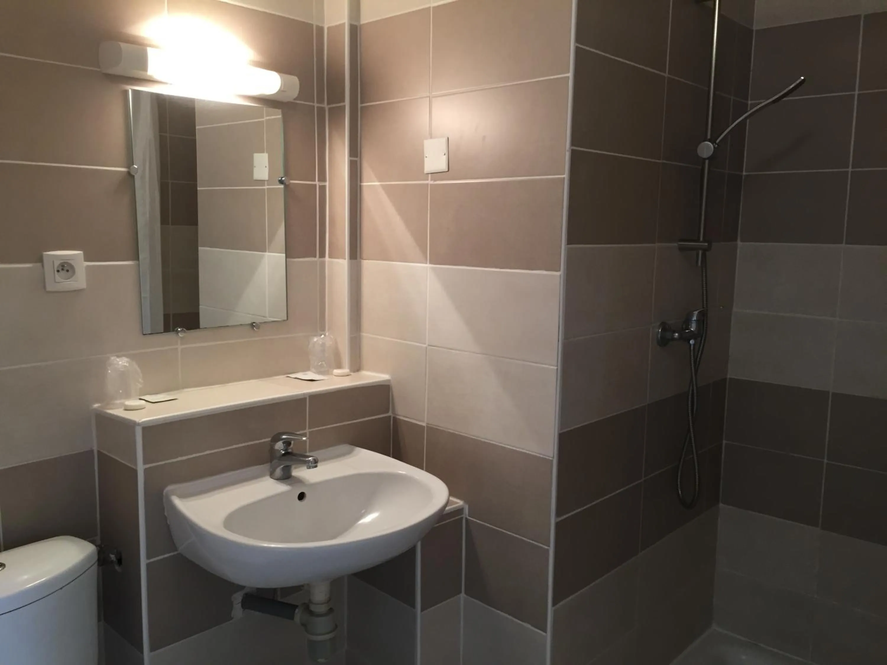 Shower in Hotel de Bretagne