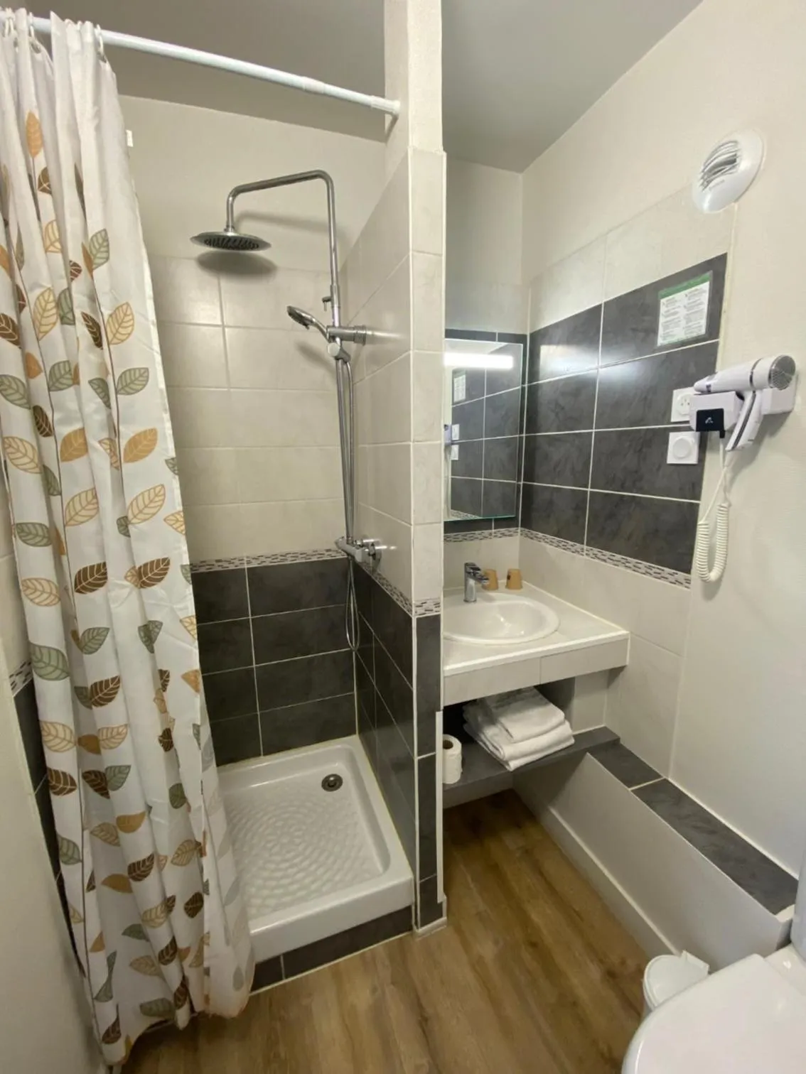 Shower in Hotel de Bretagne