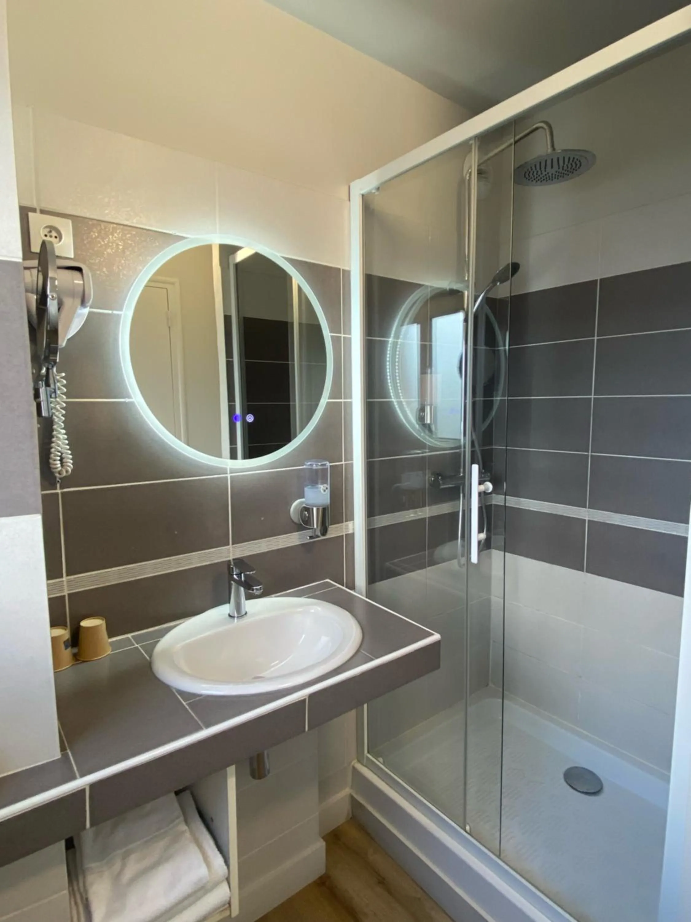 Shower in Hotel de Bretagne