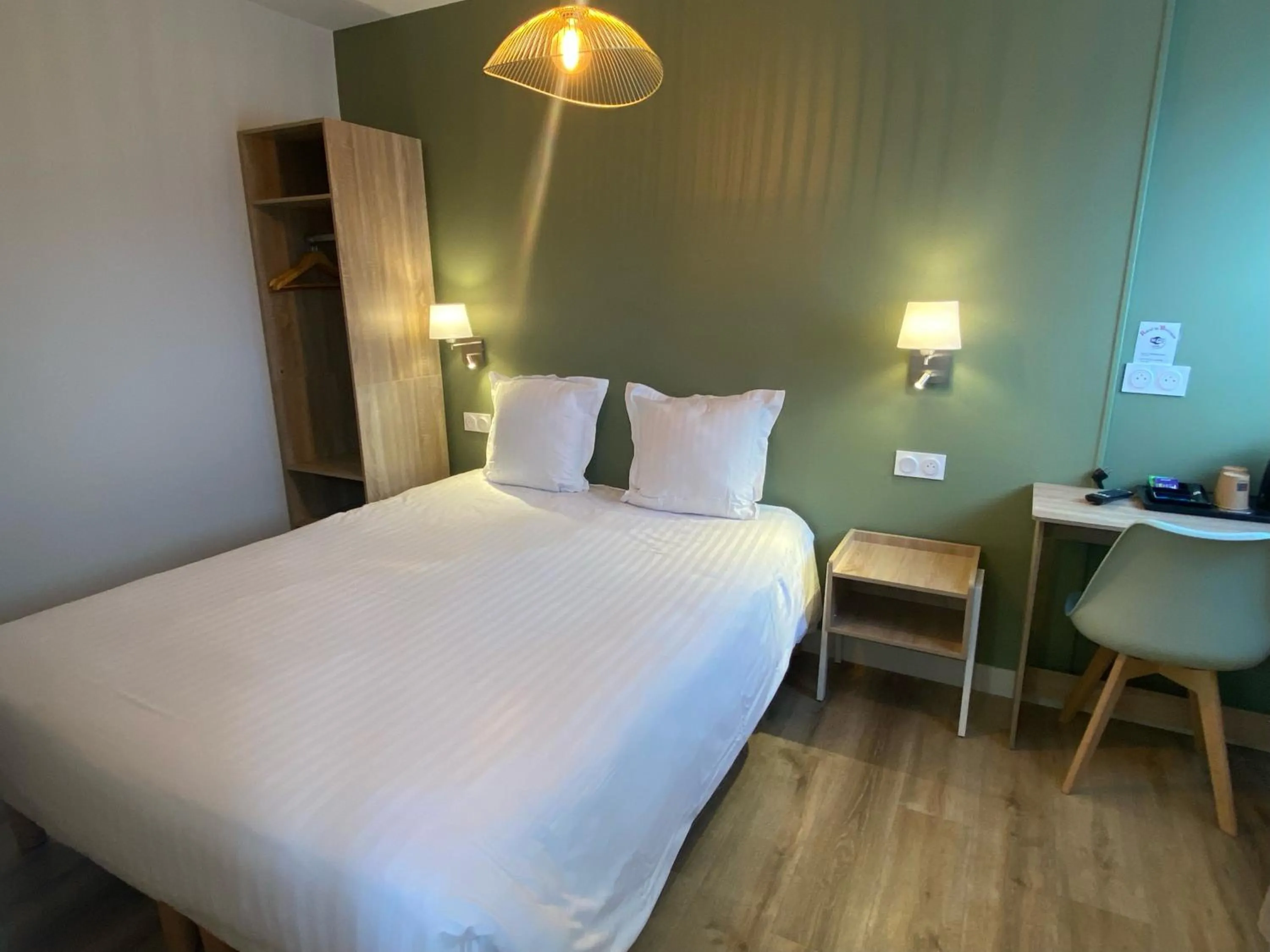 Bed in Hotel de Bretagne