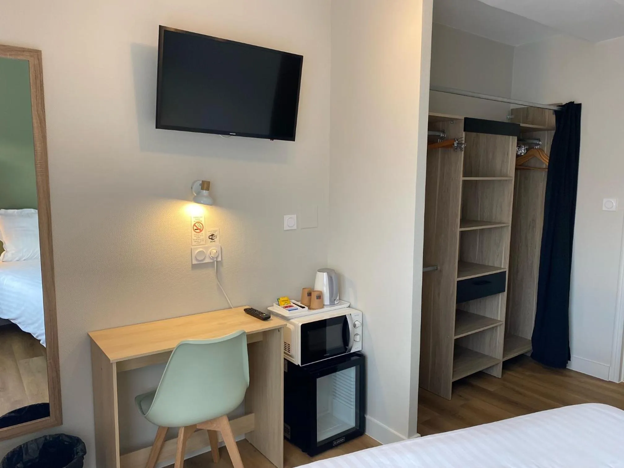 Bed in Hotel de Bretagne