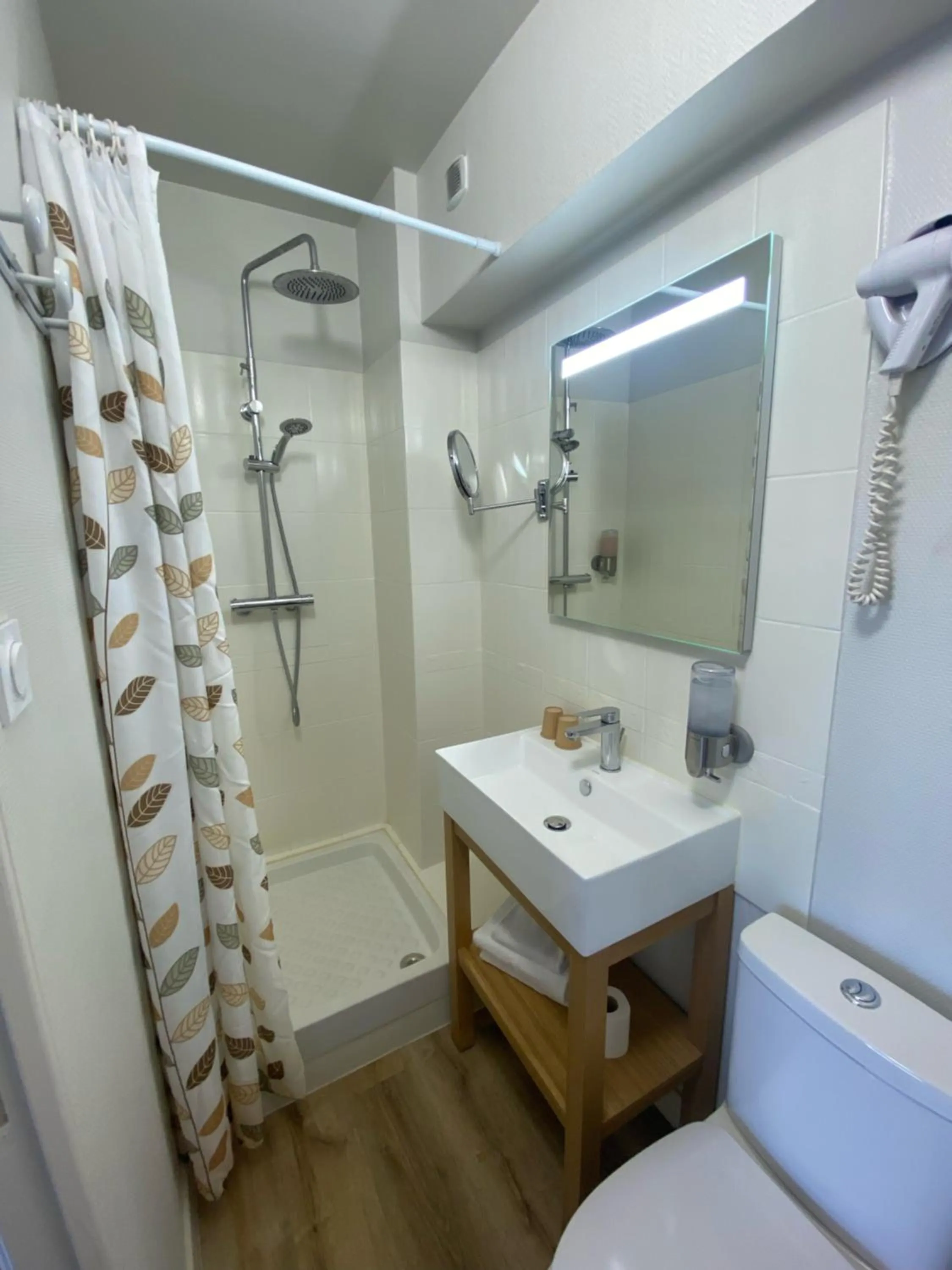 Shower in Hotel de Bretagne