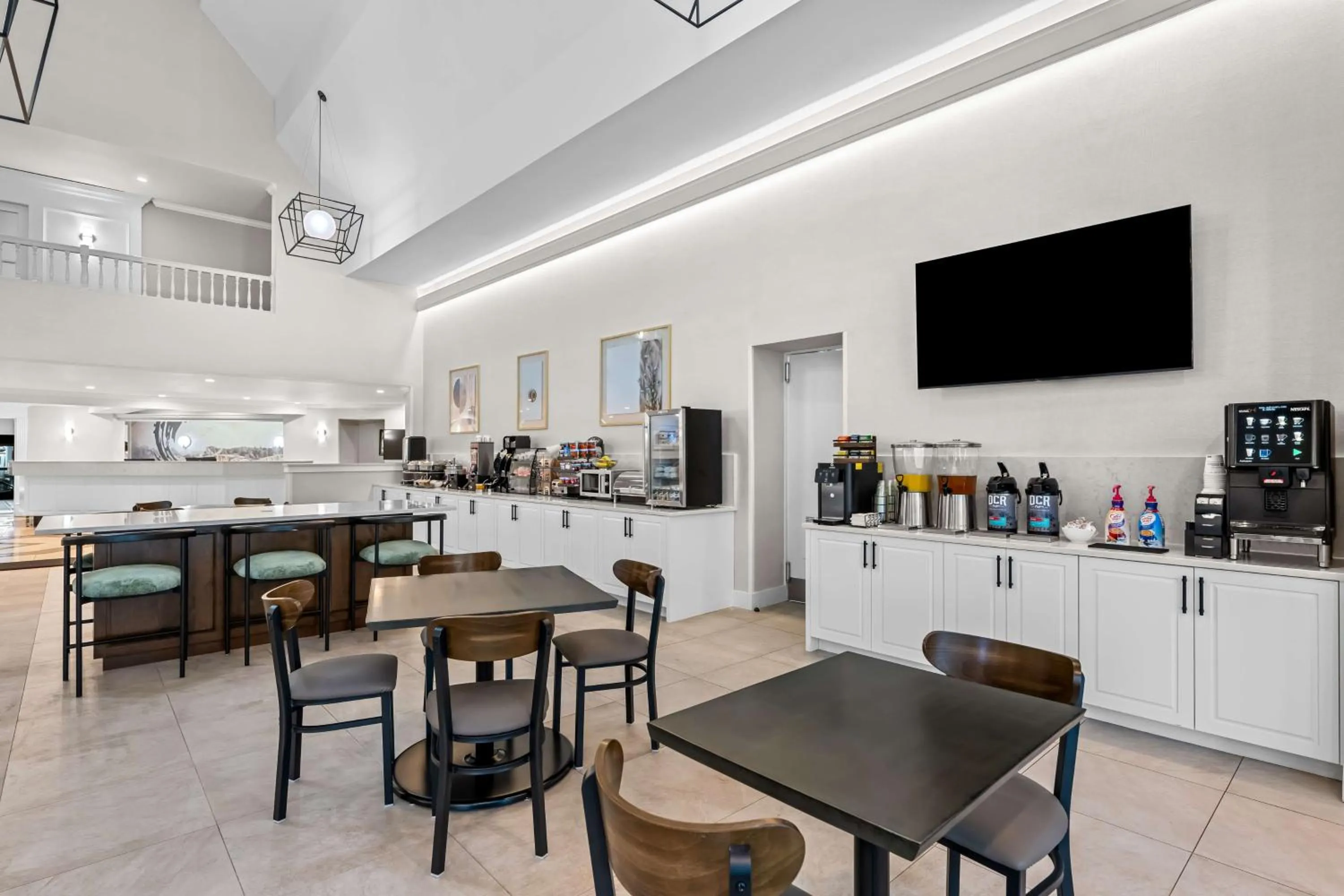 Breakfast in Best Western Plus Puyallup Hotel