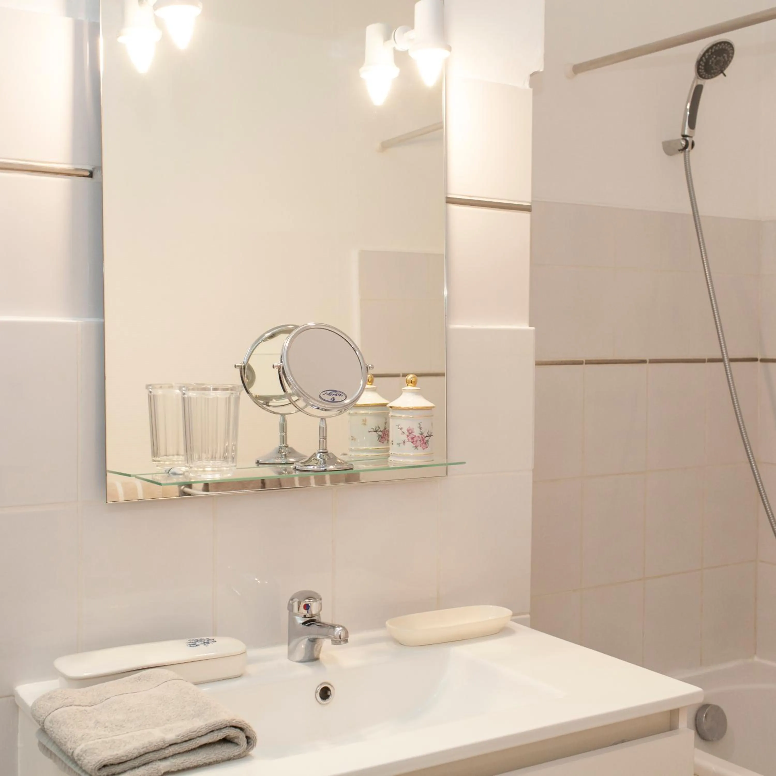 Shower in 46FM : Montauban Guest House