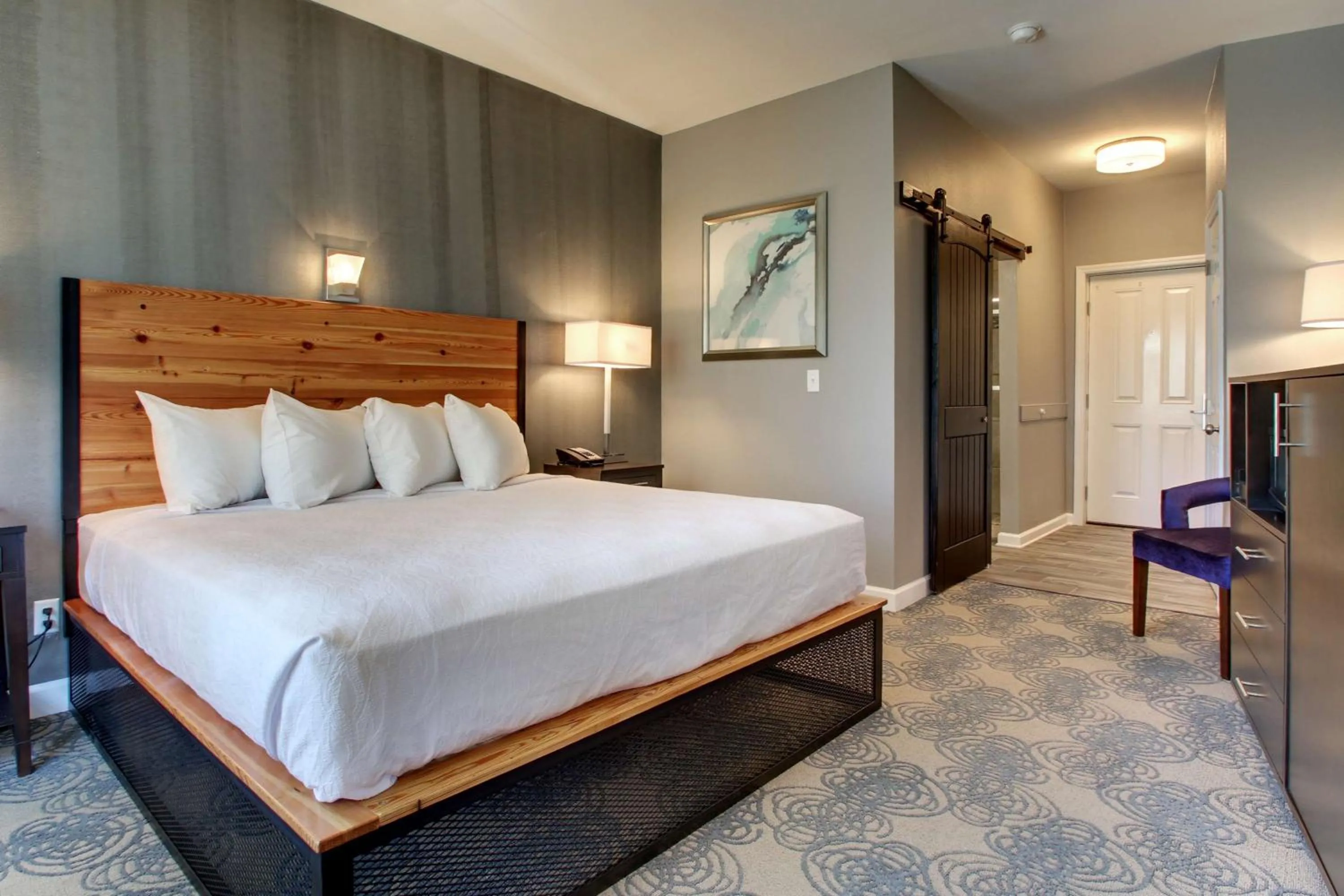 Photo of the whole room, Bed in Hotel Finial BW Premier Collection Oxford - Anniston