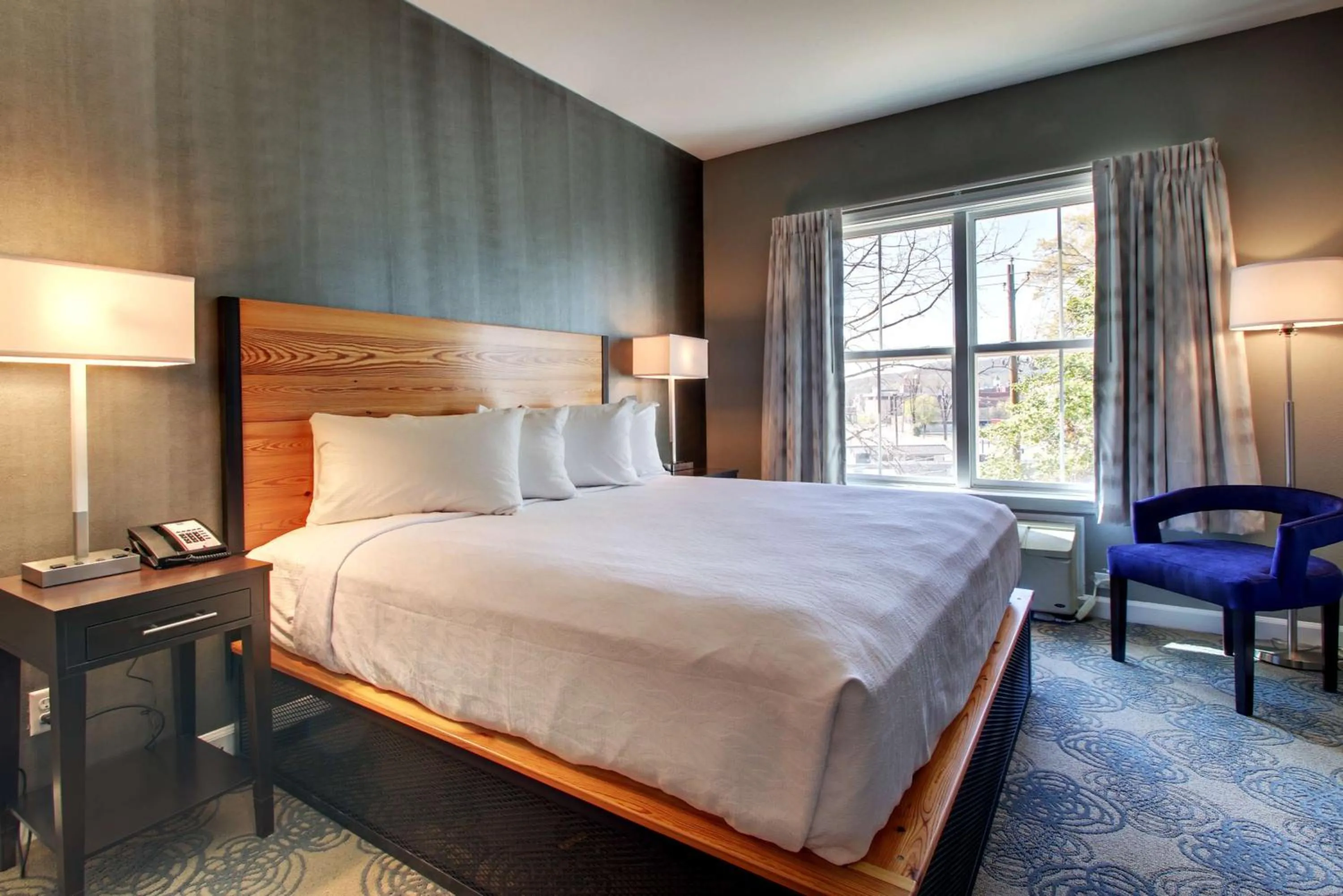 Photo of the whole room, Bed in Hotel Finial BW Premier Collection Oxford - Anniston