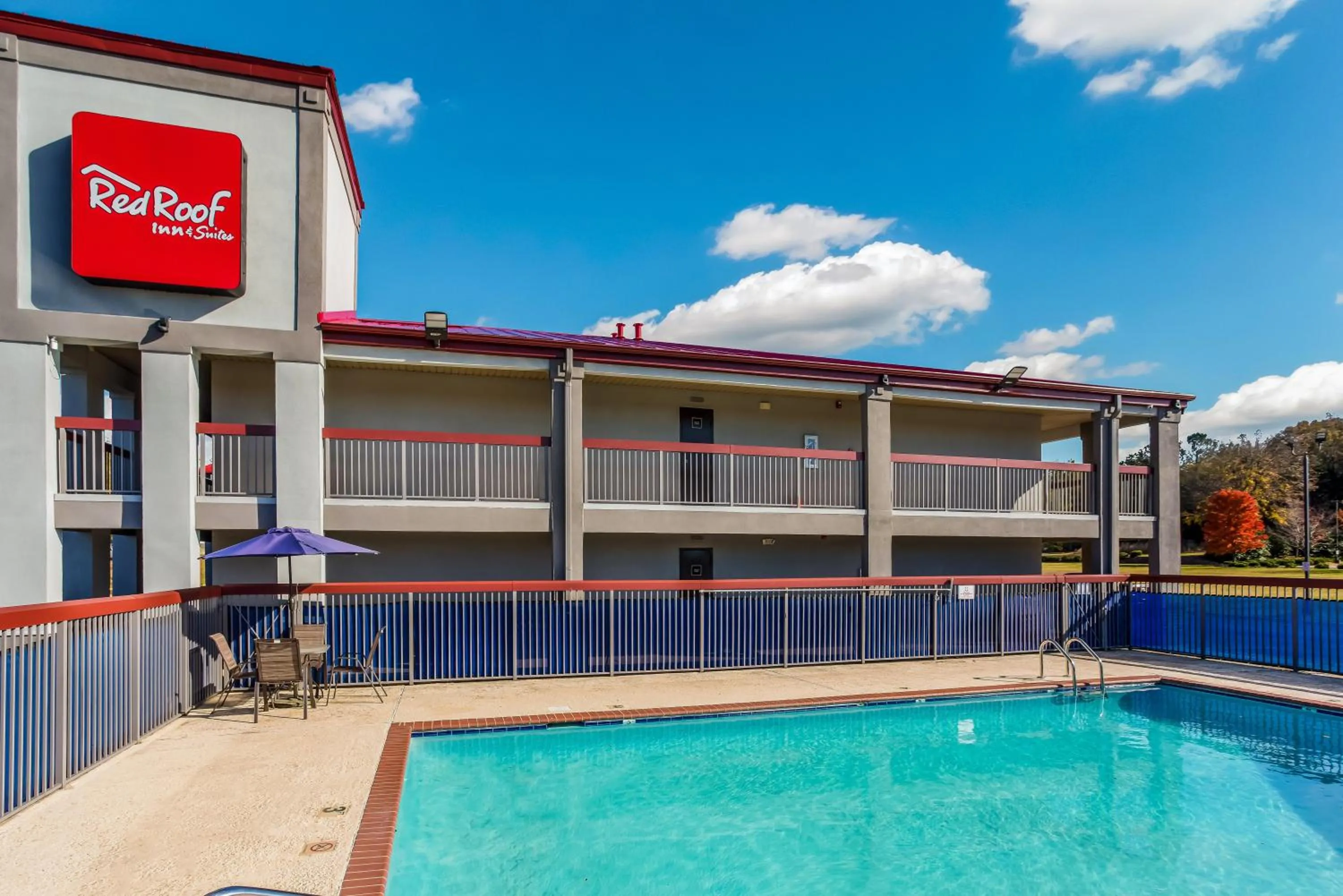 Swimming pool in Red Roof Inn & Suites Athens, AL