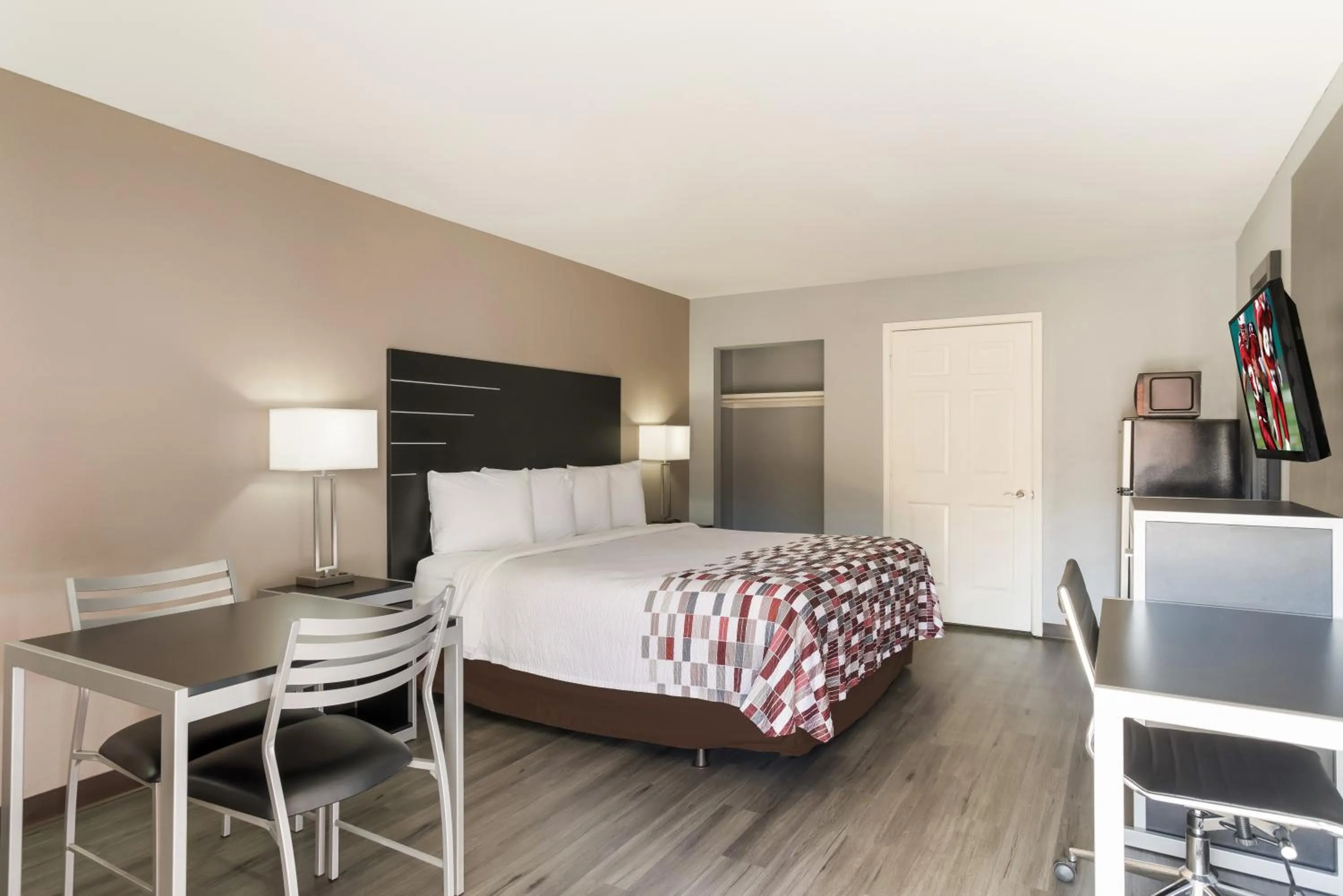 Photo of the whole room, Bed in Red Roof Inn & Suites Athens, AL