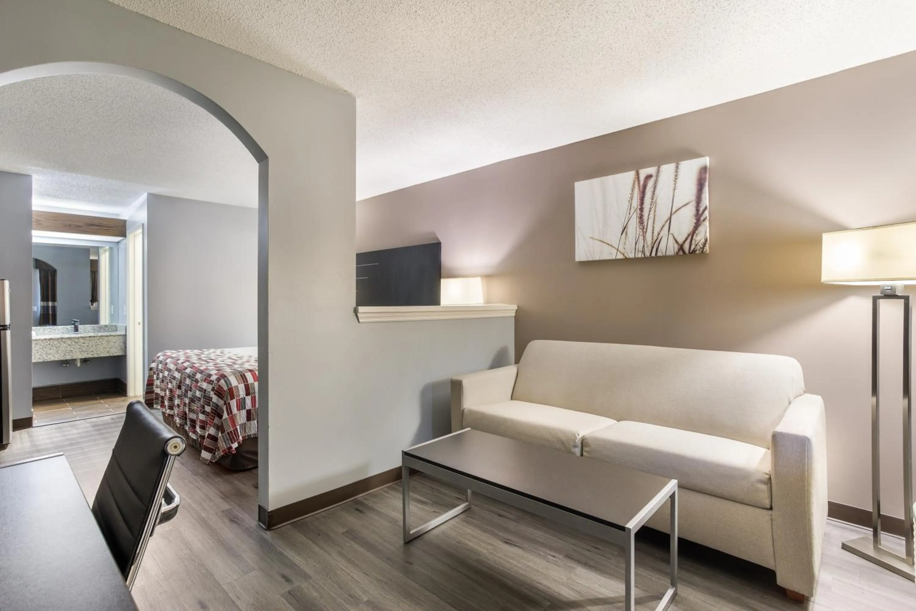 Photo of the whole room, Bed in Red Roof Inn & Suites Athens, AL