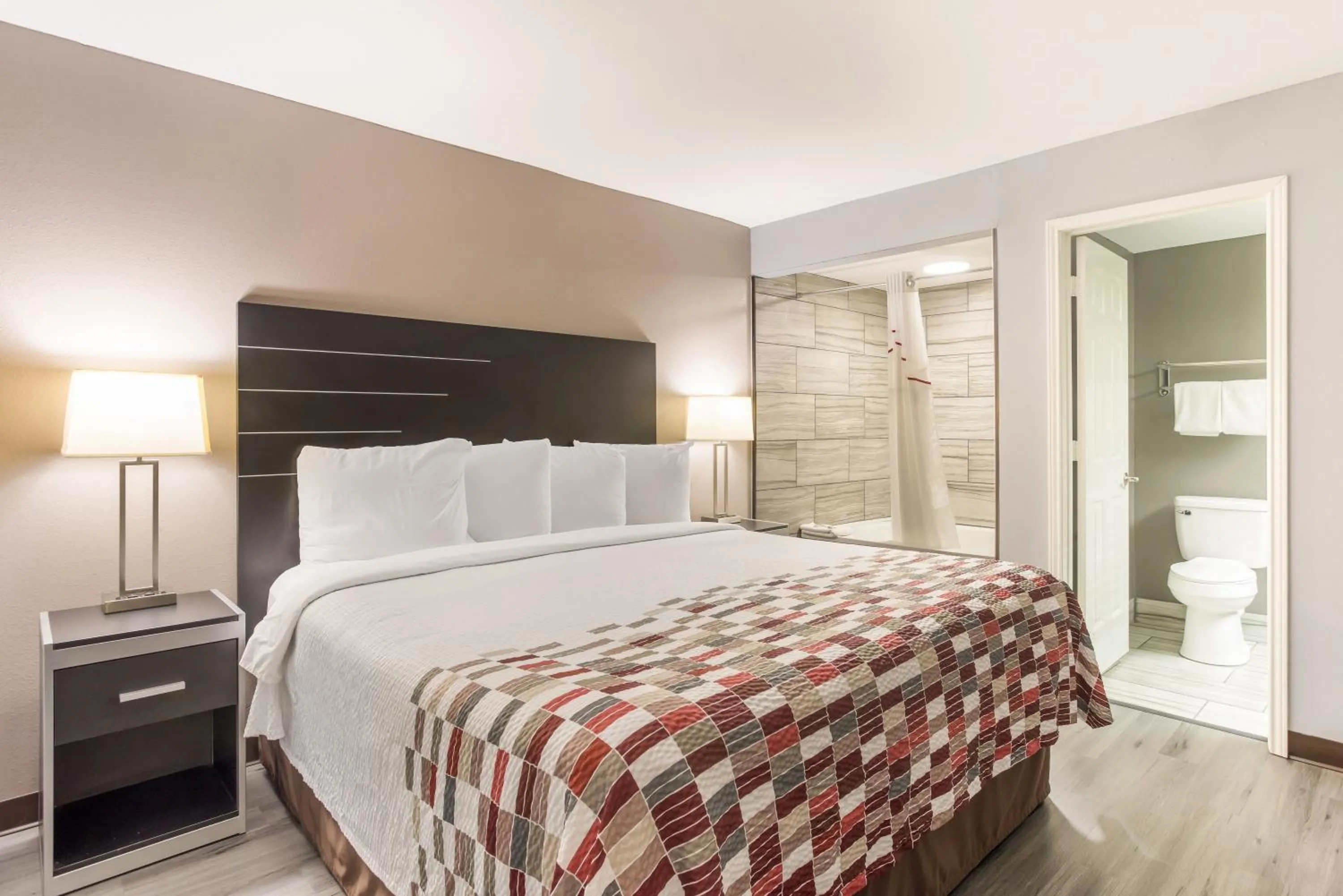 Photo of the whole room, Bed in Red Roof Inn & Suites Athens, AL